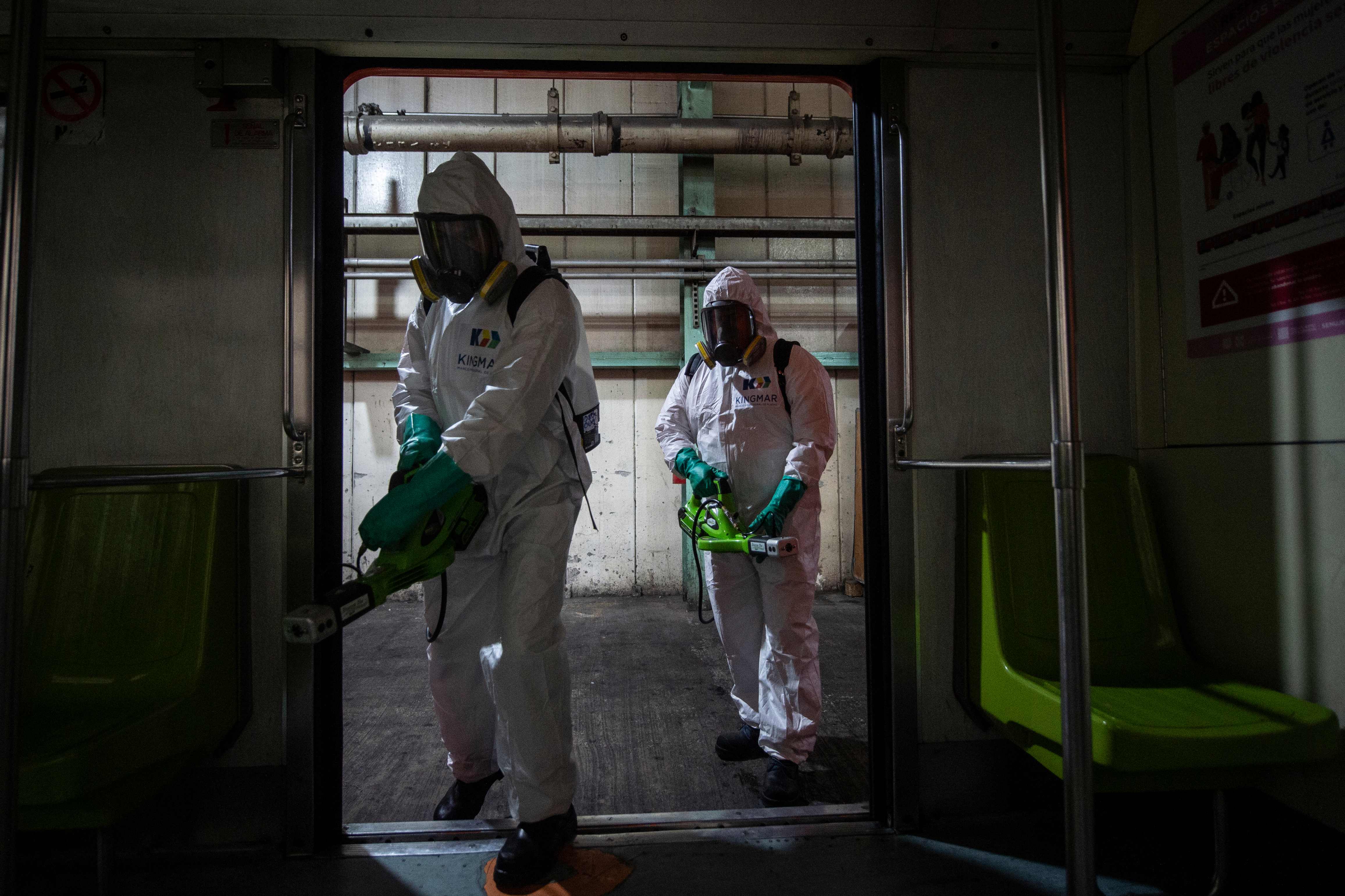 Trabajadores desinfectan el metro de Ciudad de México. (Foto Prensa Libre: AFP)