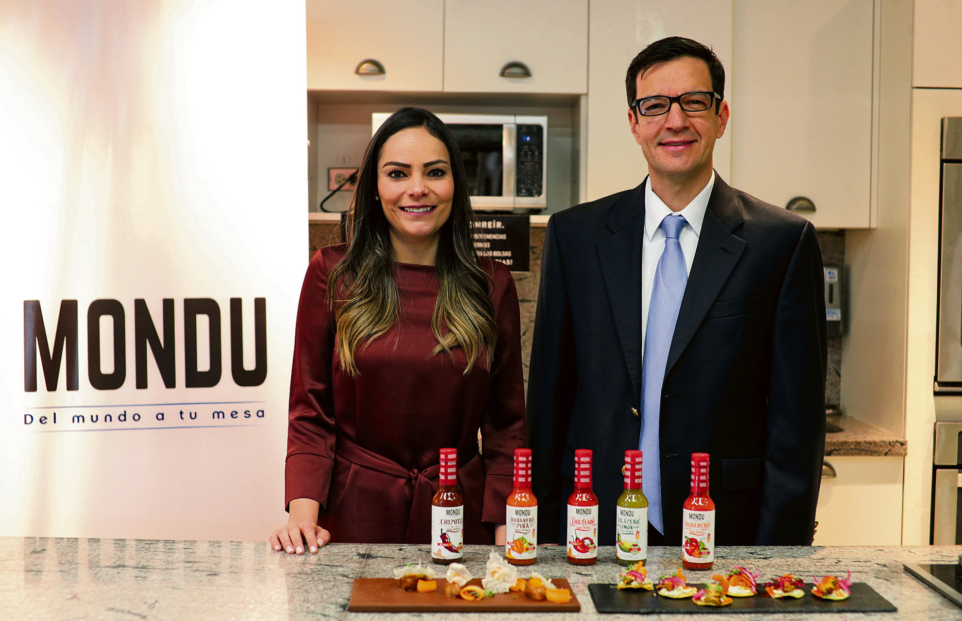 Diana Sánchez, gerente de Marca Mondu y José Mariano Castillo, gerente de Mercadeo de Alimentos, S.A.  en la presentación de las nuevas salsas picantes.