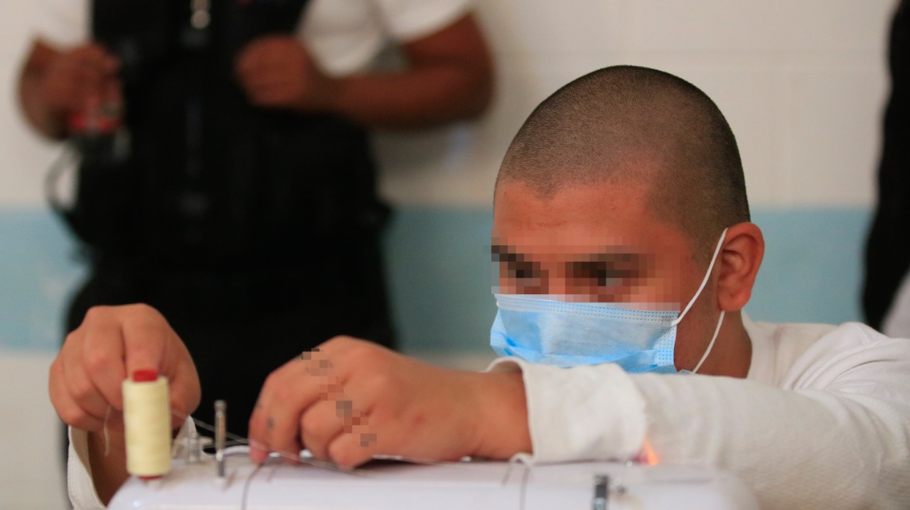 Veinte adolescentes en conflicto con la Ley penal elaboran mascarillas para evitar el contagio de coronavirus. (Foto Prensa Libre: Cortesía)  