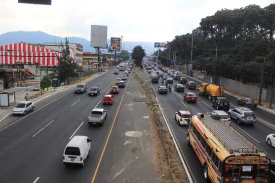 En Mixco también se habilitó un carril reversible, indicó la Policía Municipal de Tránsito del lugar. Foto Prensa Libre: Byron García