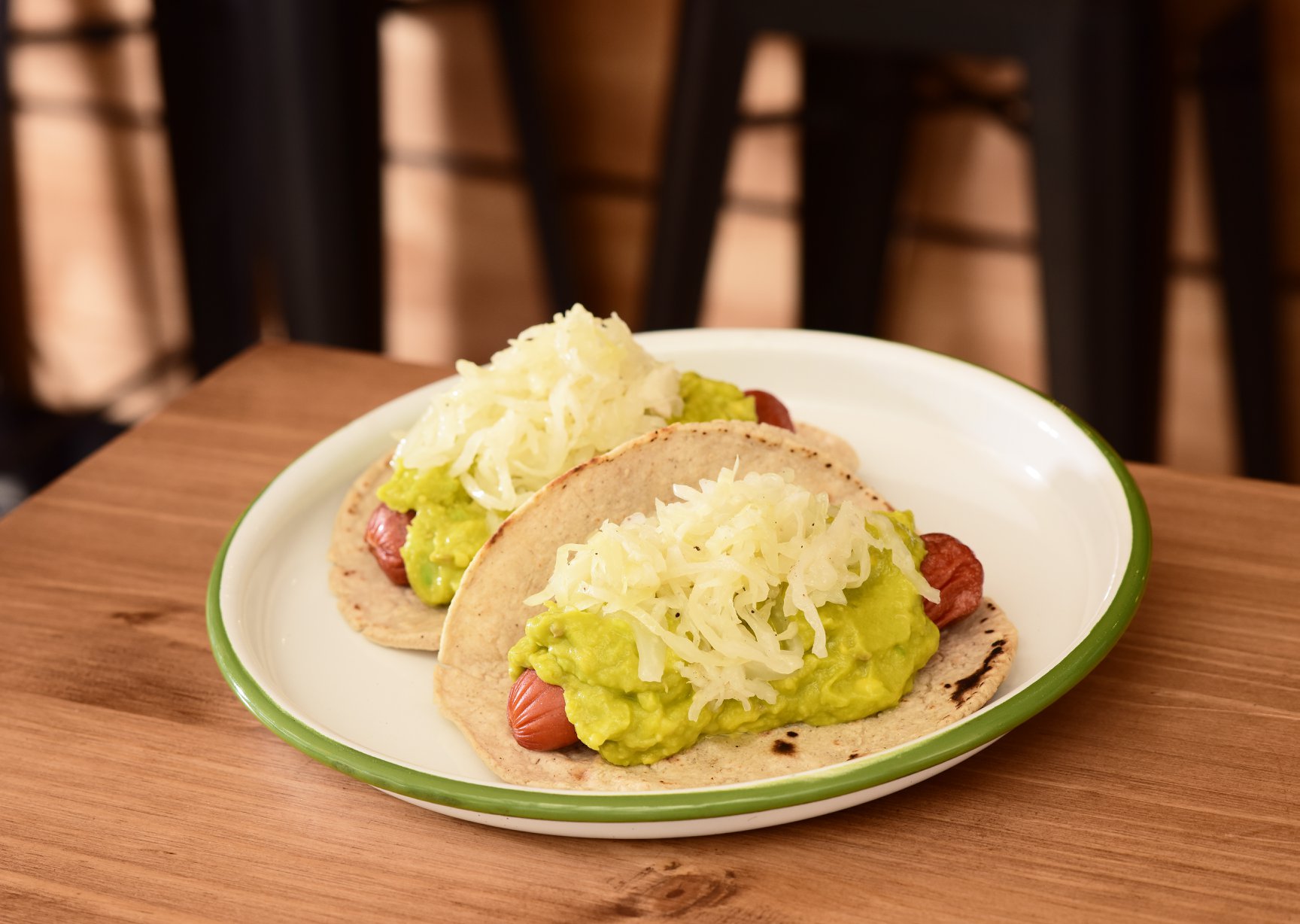 La mixta original de Mixtas Frankfurt se sirve sin salsa dulce ni mayonesa, solo lleva: tortilla, salchicha, repollo, mostaza y picante. (Foto Prensa Libre: cortesía Mixtas Frankfurt)