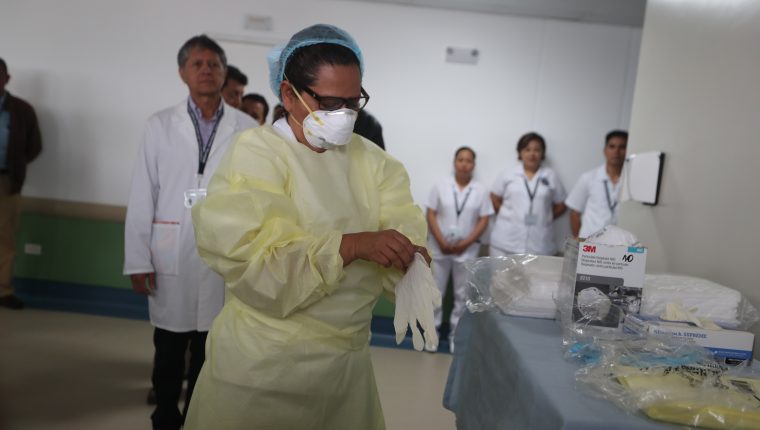 Demostración de la atención a pacientes contagiados de covid-19 en el hospital de Villa Nueva, previo a la llegada del nuevo coronavirus en Guatemala. (Foto Prensa Libre: Hemeroteca PL)