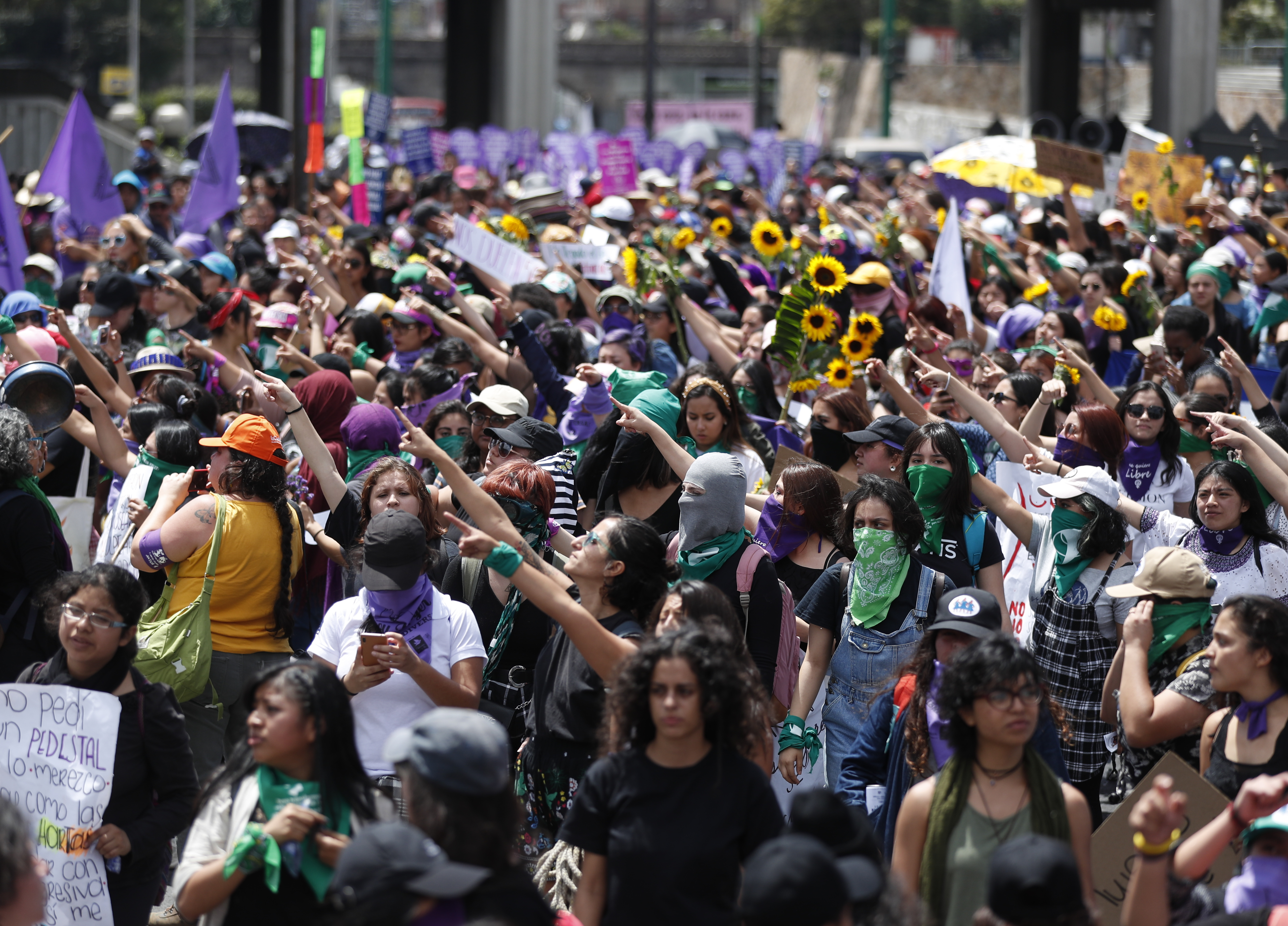 Cientos de mujeres participan en una marcha para conmemorar el Día Internacional de la Mujer en la ciudad de Guatemala, este 8 de marzo de 2020. (Foto Prensa Libre: Esbin García).