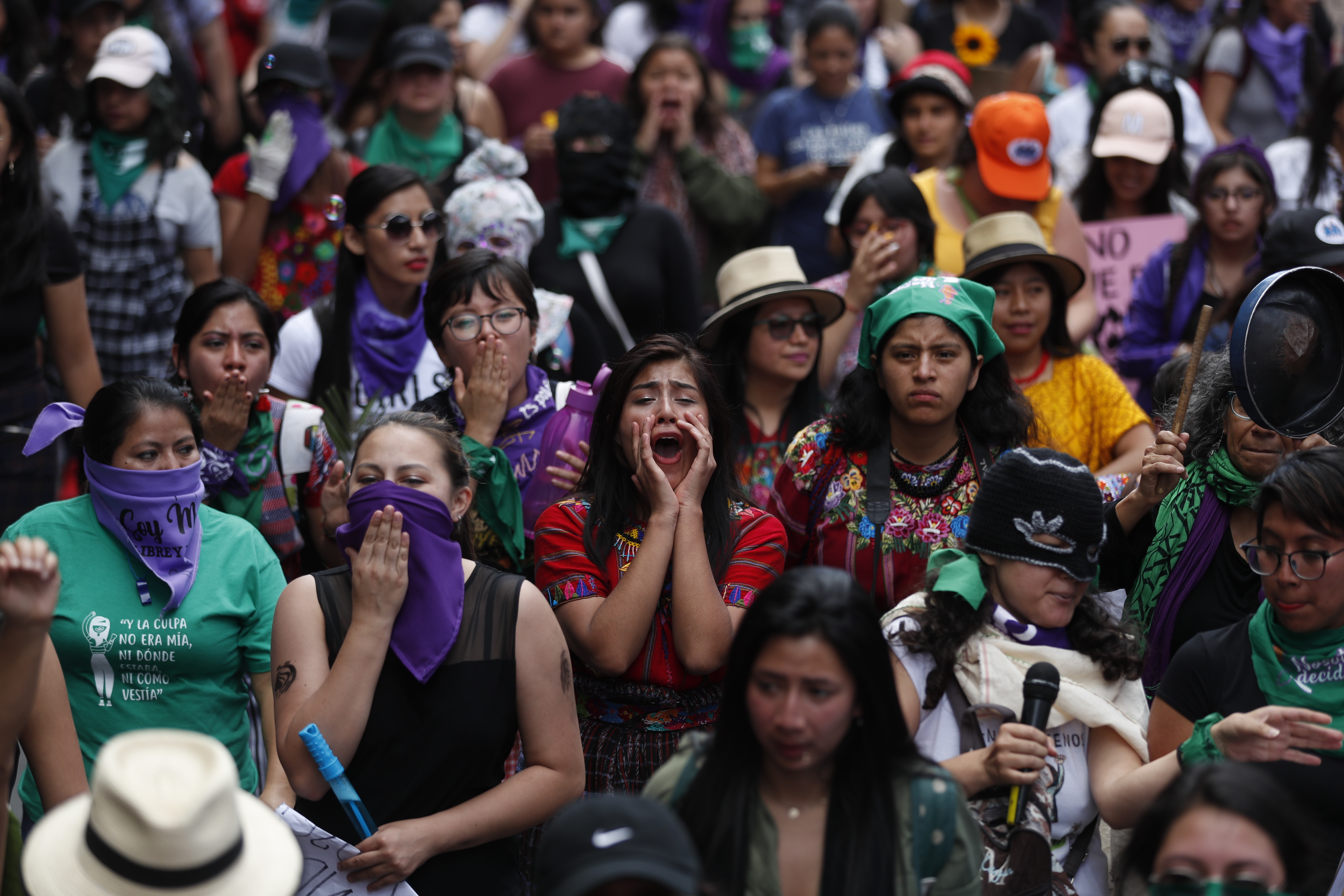 Cientos de mujeres participaron en la marcha para conmemorar el Día Internacional de la Mujer en Guatemala, este 8 de marzo de 2020. Fotografía Prensa Libre: Esbin Garcia




