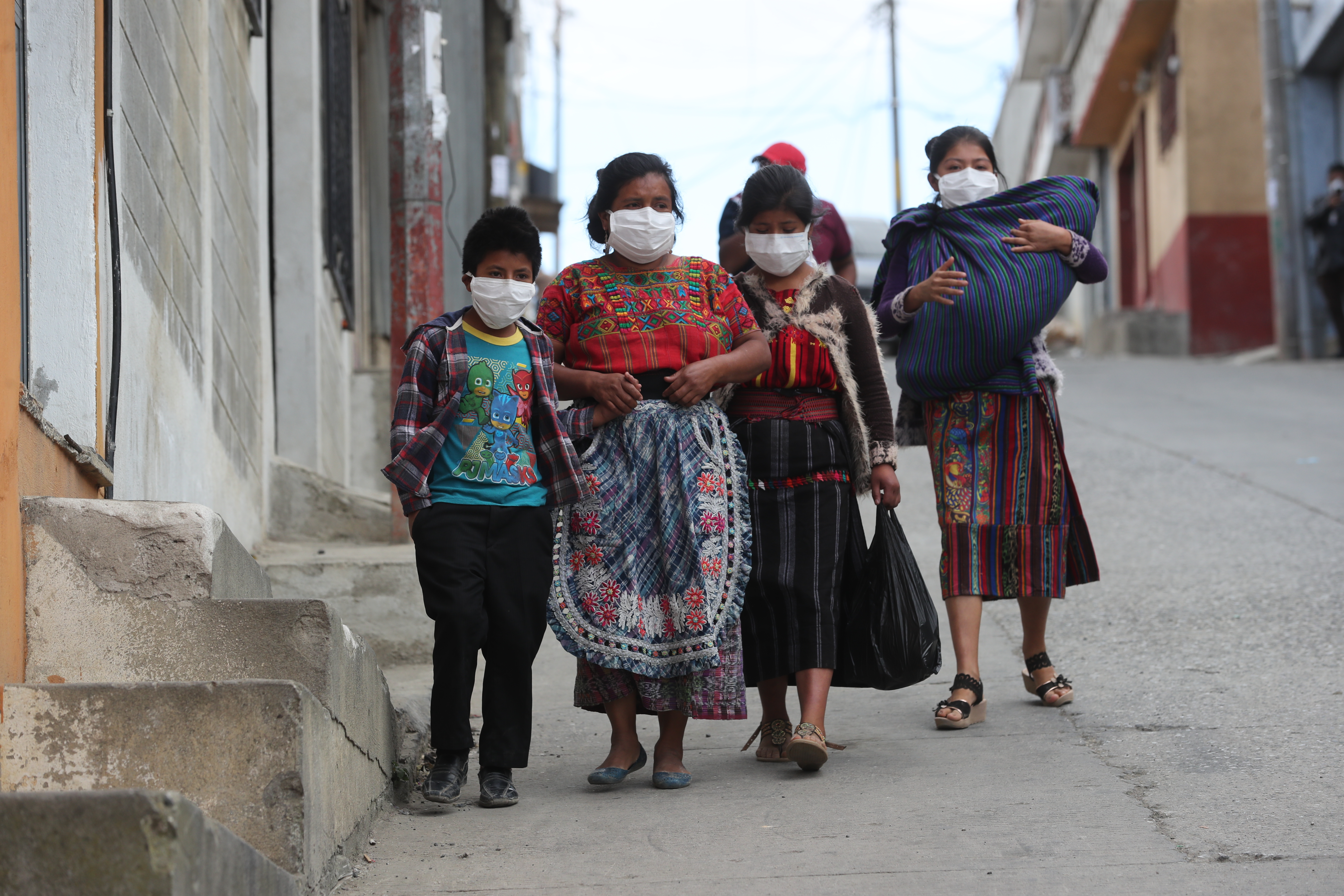 Luego de confirmarse que el primer fallecido por coronavirus, residía en San Pedro Sacatepéquez, autoridades llevan a cabo controles a toda la población. Fotografía Prensa Libre: Erick Avila