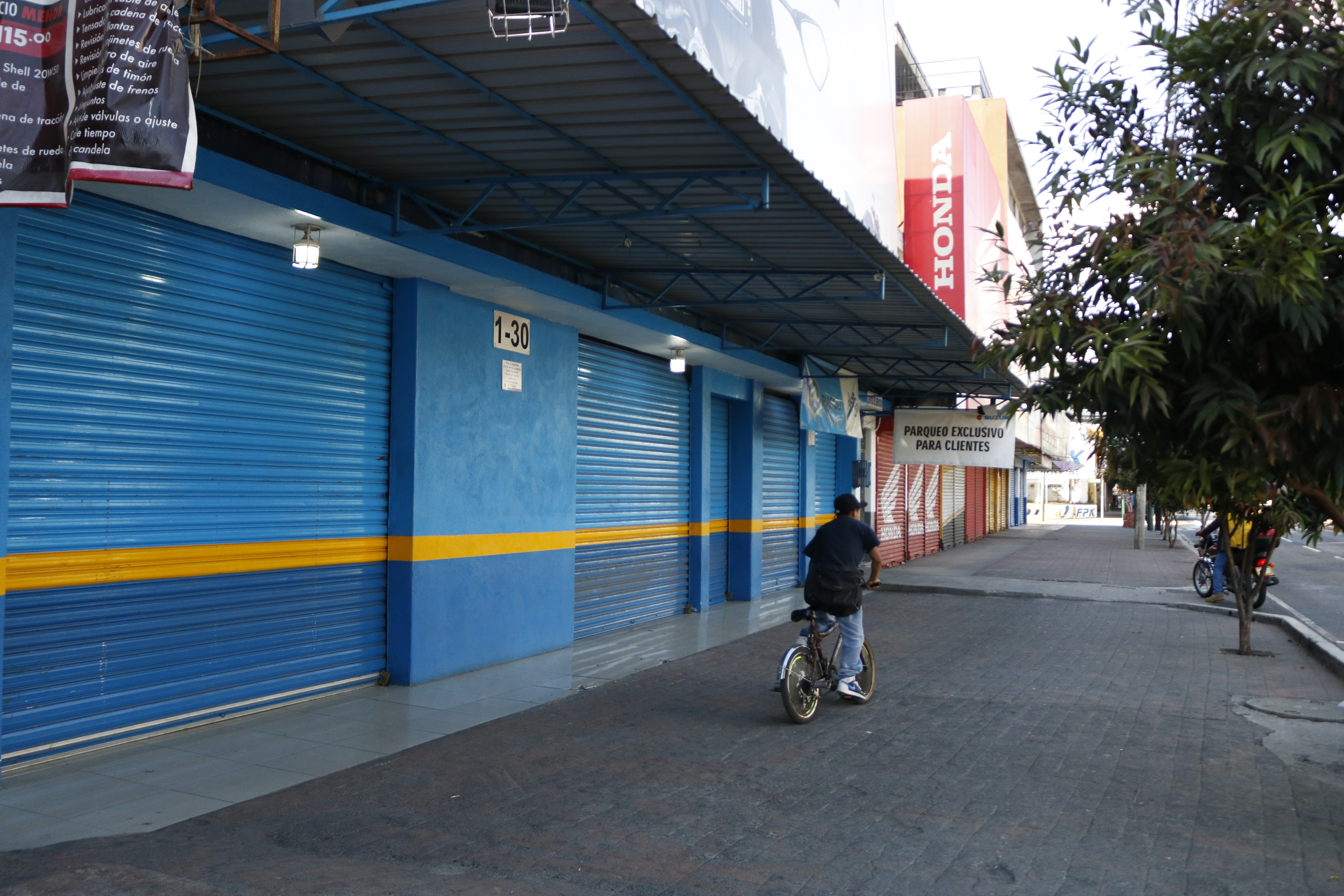 Las personas que no atiendan la prohibición de andar en las calles durante el estado de sitio podrían ser enviadas a prisión. (Foto Prensa Libre: Hemeroteca PL)