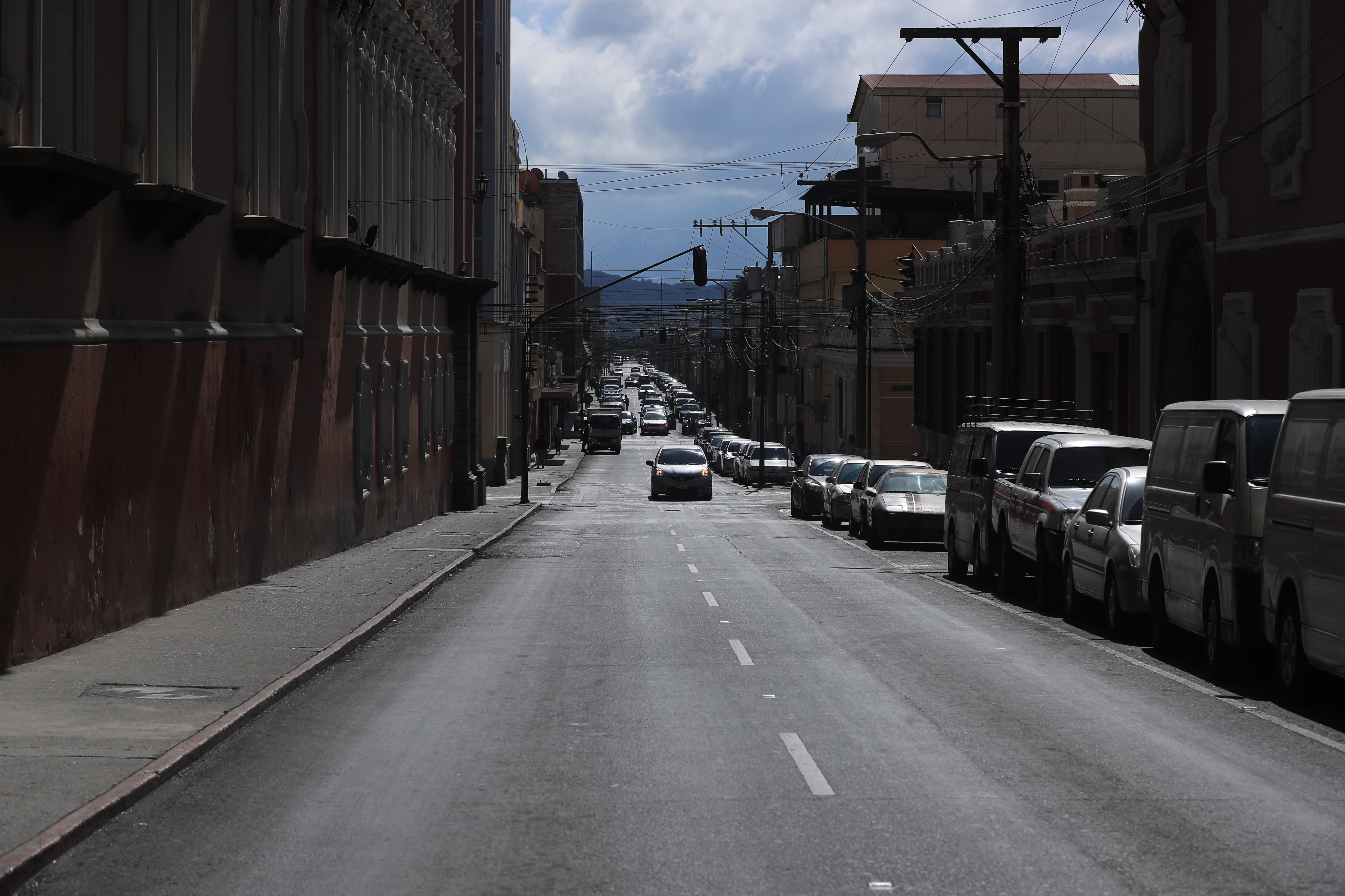 El consumo de gasolina y diésel registró una caída del 30% y 50% durante esta semana por la suspensión de las actividades productivas. (Foto Prensa Libre: Juan Diego González)