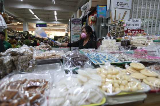 Los vendedores del Mercado Central de la Ciudad de Guatemala tomaron sus precauciones para evitar el Coronavirus: Foto Prensa Libre: Óscar Rivas