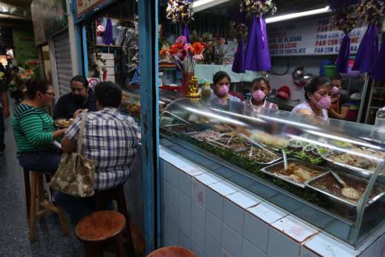 En algunas ventas de alimentos se podía observar a las personas con mascarillas mientras servían los platillos. Foto Prensa Libre: Óscar Rivas