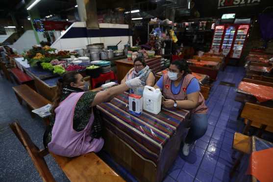 En el comedor Rosita se ofreció a clientes y los colaboradores que se desinfectaran las manos con alcohol en gel. Foto Prensa Libre: Óscar Rivas