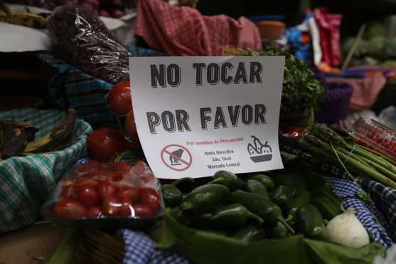 Los locatarios piden que no se toquen las frutas, verduras y las carnes aunque estén empacadas. Foto Prensa Libre: Óscar Rivas