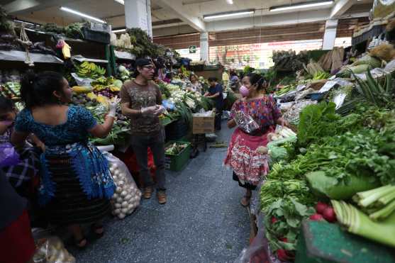 Entre ellos se aconsejaron para que las personas sigan llegando al mercado que estará abierto todos los días. Foto Prensa Libre: Óscar Rivas