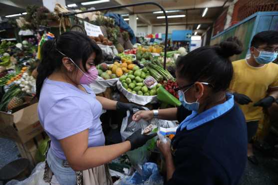 Durante un recorrido por la mañana se observó que las medidas fueron tomadas por vendedores y clientes. Foto Prensa Libre: Óscar Rivas