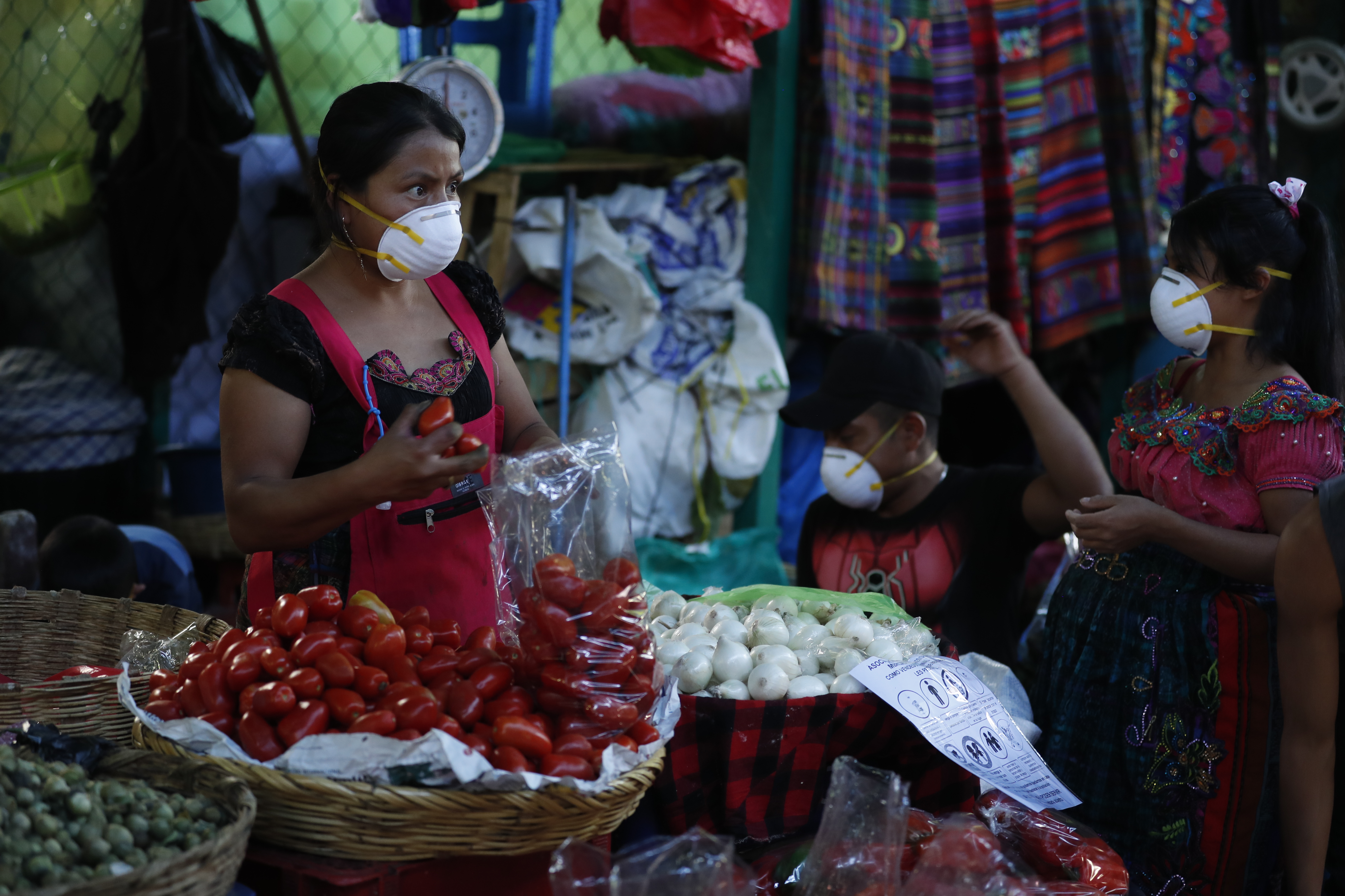 El efecto de oferta y demanda en abril por el efecto coronavirus provocó un incremento en el costo de la Canasta Básica de Alimentos de Q44 y Q103 quetzales, según el INE. (Foto Prensa Libre: Esbin García)