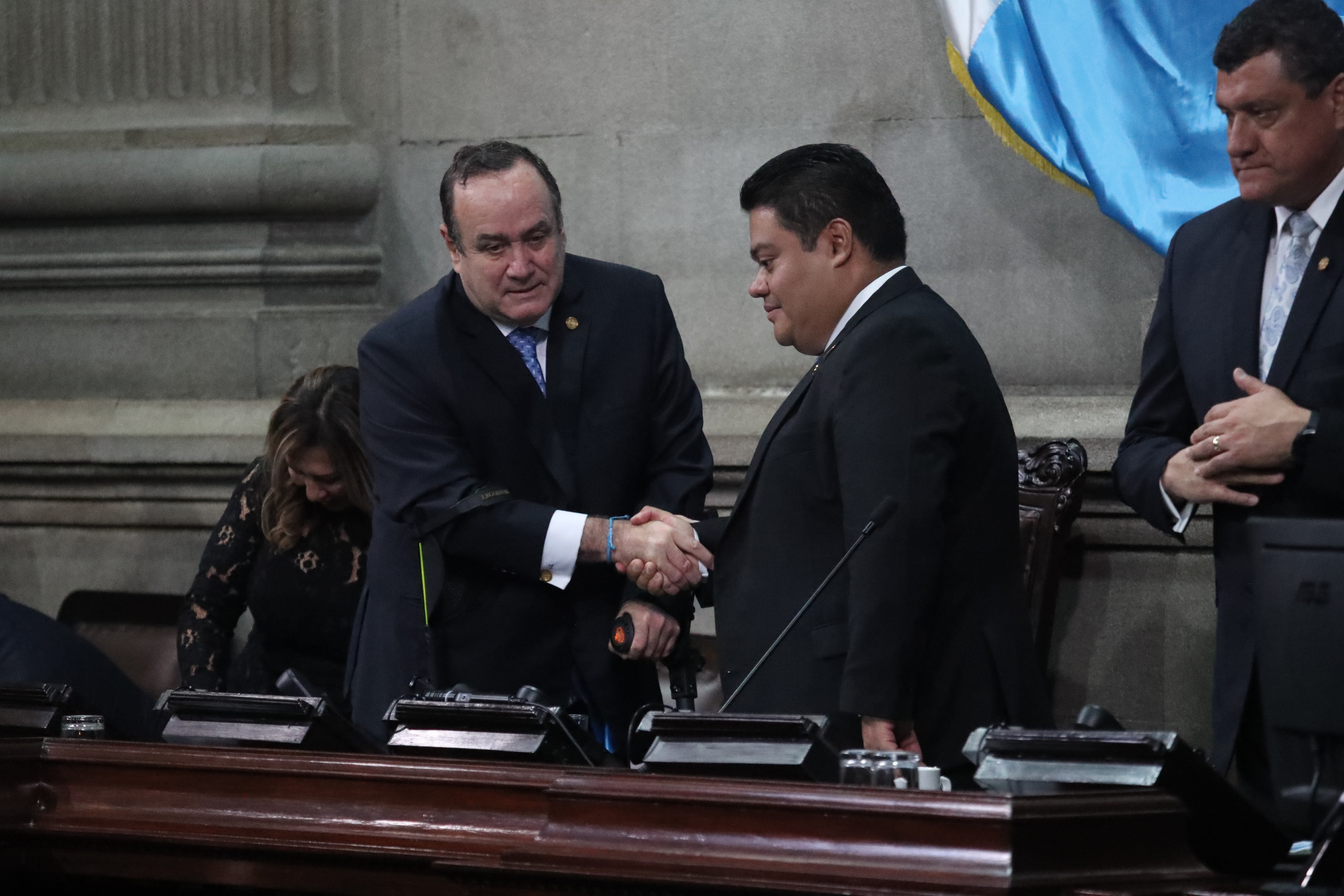Alejandro Giammattei saluda al presidente del congreso Allan Rodríguez. Fotografía Prensa Libre: Fernando Cabrera