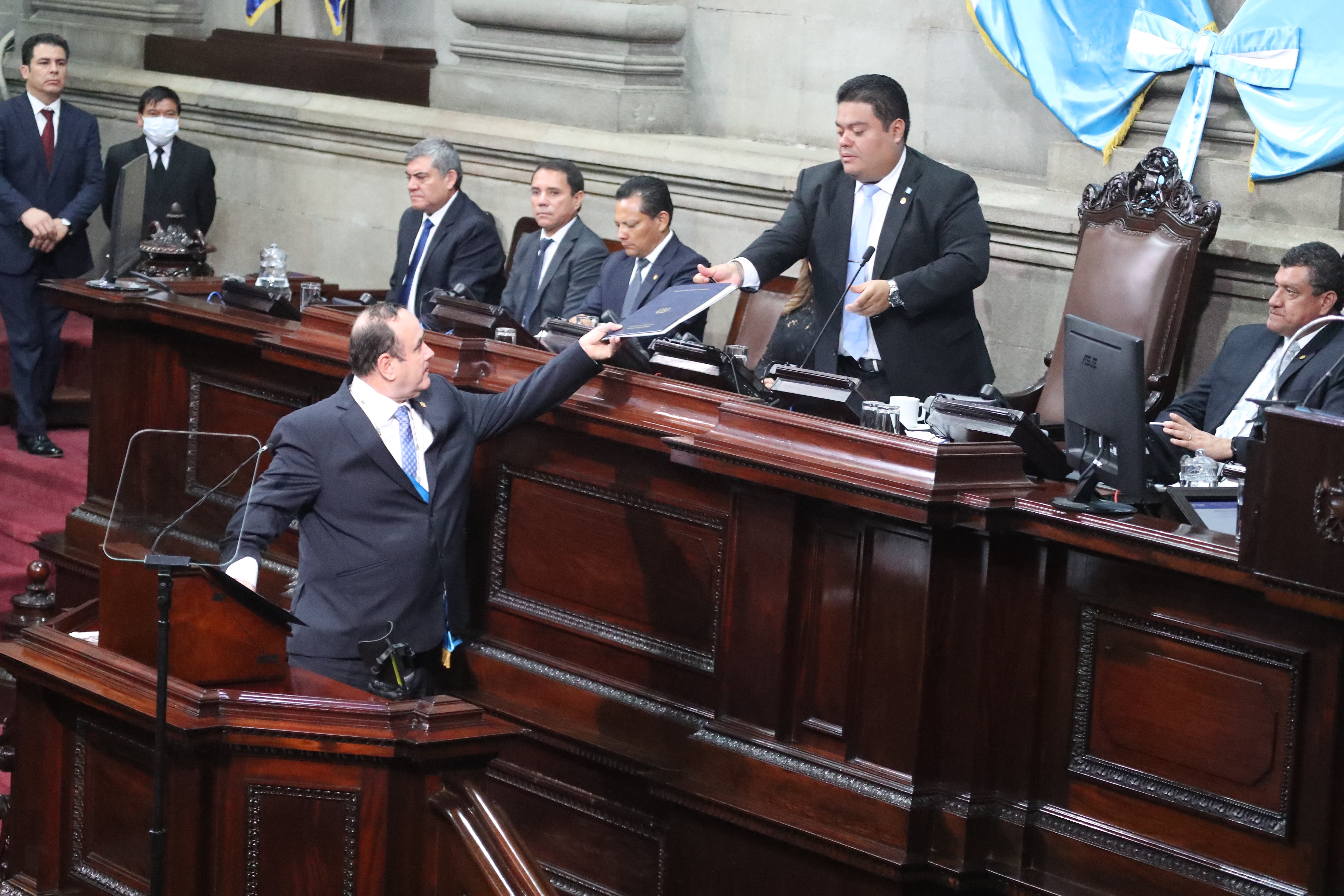 El presiente Alejandro Giammattei entrega el plan de reactivación económica y ampliación presupuestaria al presiente del Congreso, Allan Rodríguez. (Foto Prensa Libre: Fernando Cabrera )