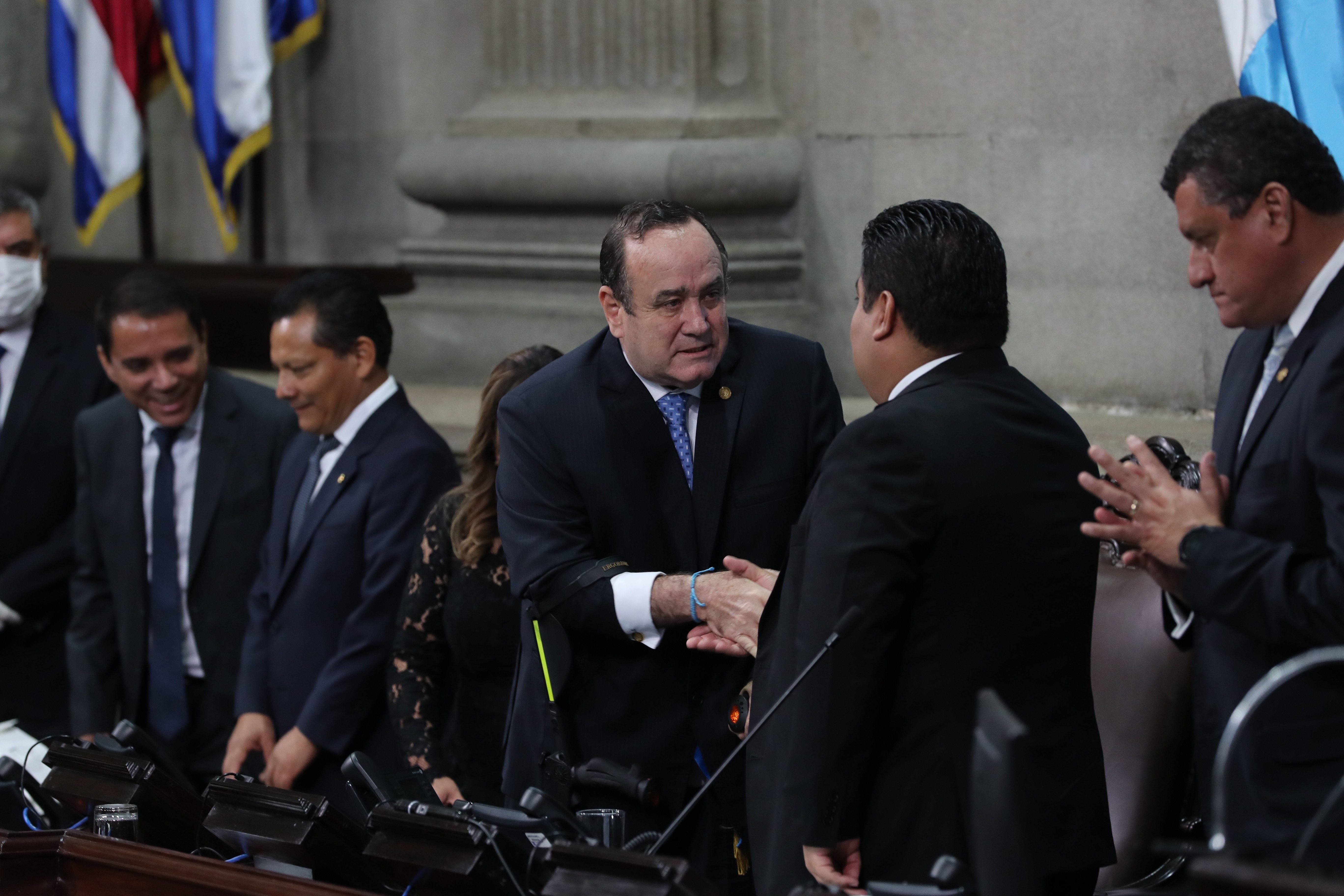 El presidente Alejandro Giammattei saluda al presidente del Congreso, Allan Rodríguez, antes de justiciar la ampliación presupuestaria al Pleno. (Foto Prensa Libre: Érick Avila)
