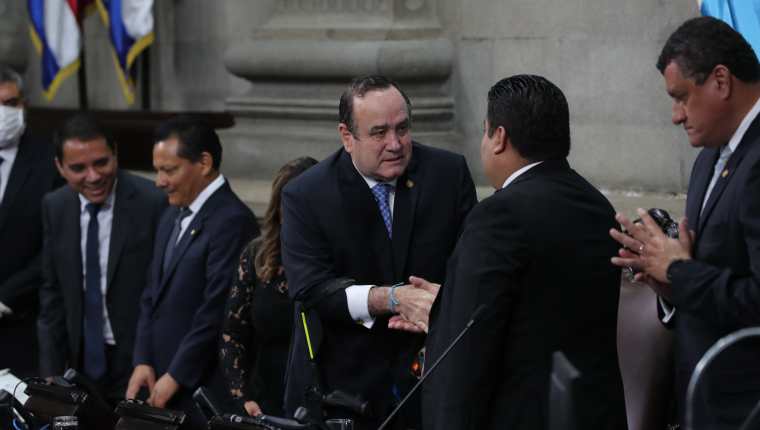 El presidente Alejandro Giammattei saluda al presidente del Congreso, Allan Rodríguez, antes de justiciar la ampliación presupuestaria al Pleno. (Foto Prensa Libre: Érick Avila)