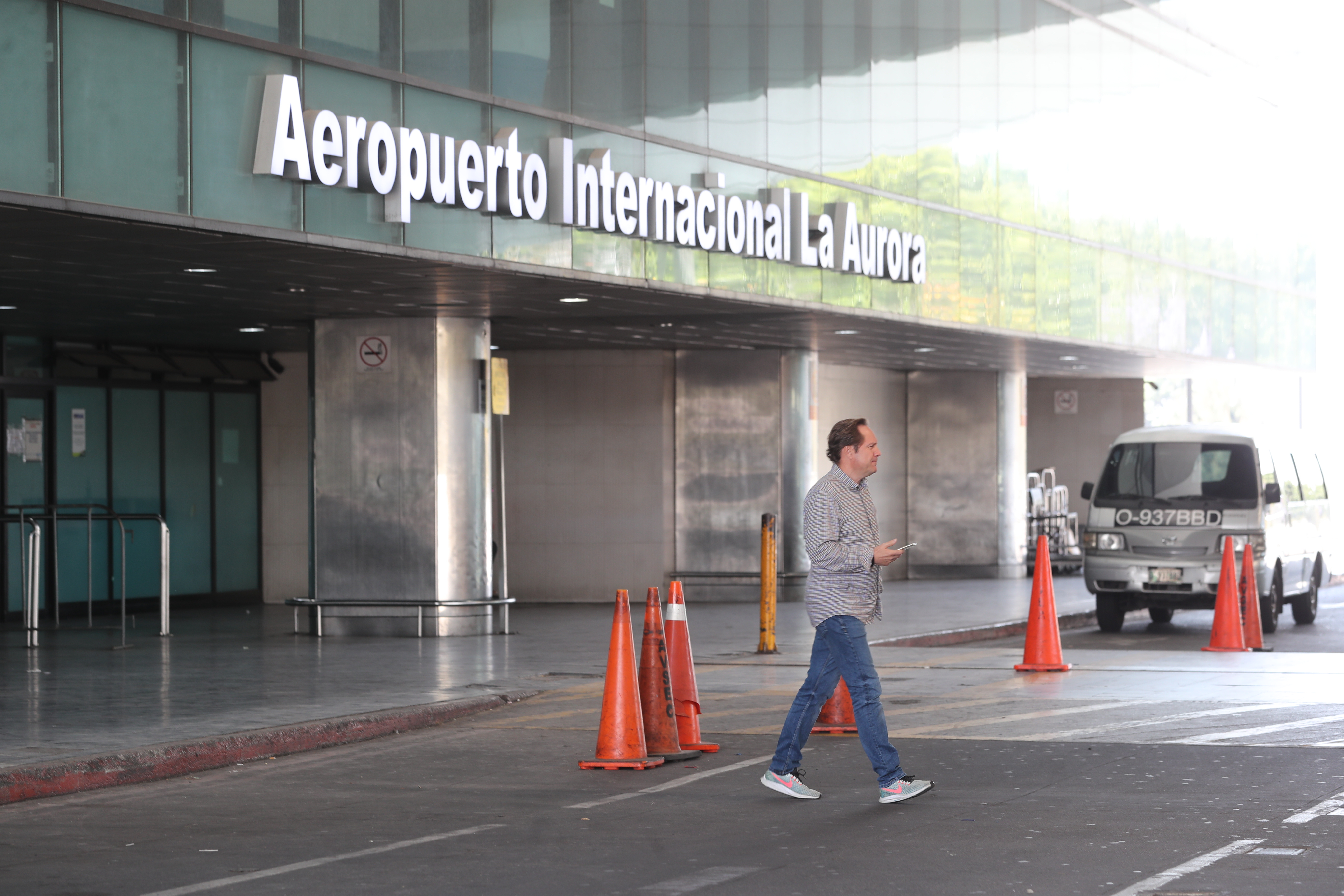 El aeropuerto La Aurora permanece cerrado como una medida para evitar la entrada del covid-19; sin embargo, los vuelos de deportados continúan. (Foto Prensa Libre: Hemeroteca PL)
