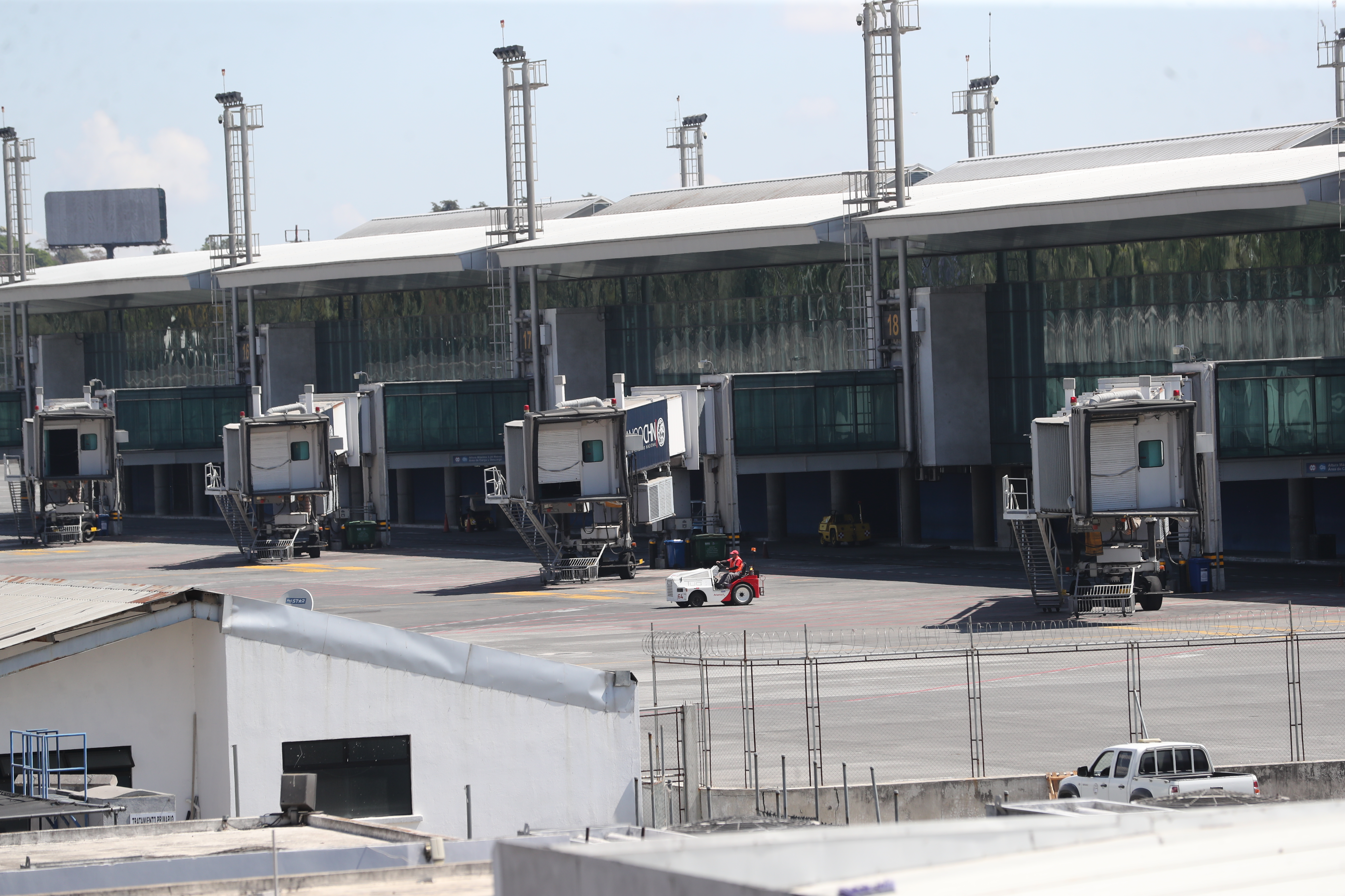 El presidente Alejandro Giammattei informó que quedó suspendido por el coronavirus la operación de vuelos domésticos con Honduras y El Salvador como nacionales. (Foto Prensa Libre: Érick Ávila)