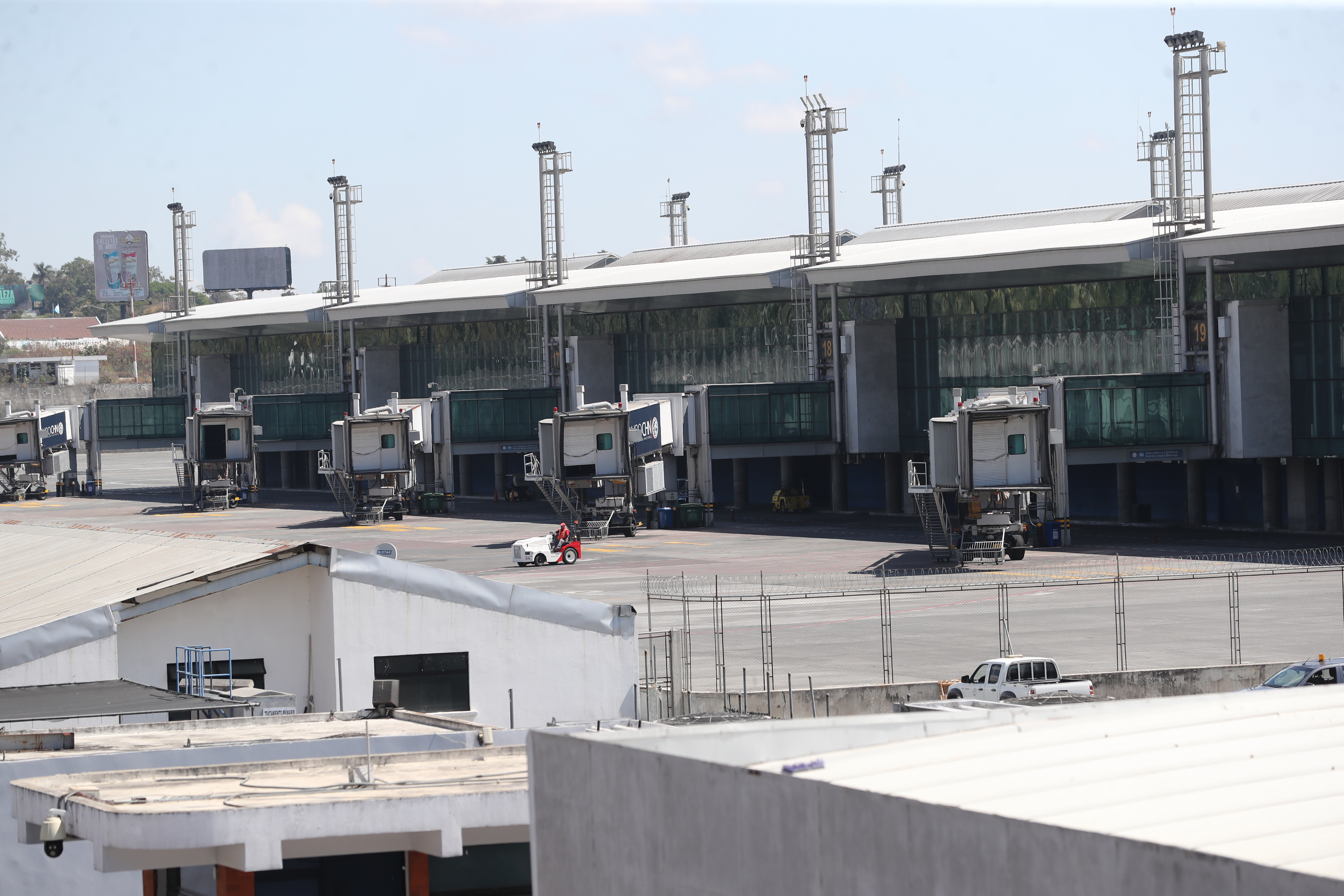 El envío de encomiendas en Guatemala registró una caída del 70% en abril por la no operación de los vuelos comerciales sobre todo de Los Ángeles, California, dijo Jorge Gómez, director ejecutivo de Combex Im. (Foto Prensa Libre: Érick Ávila)