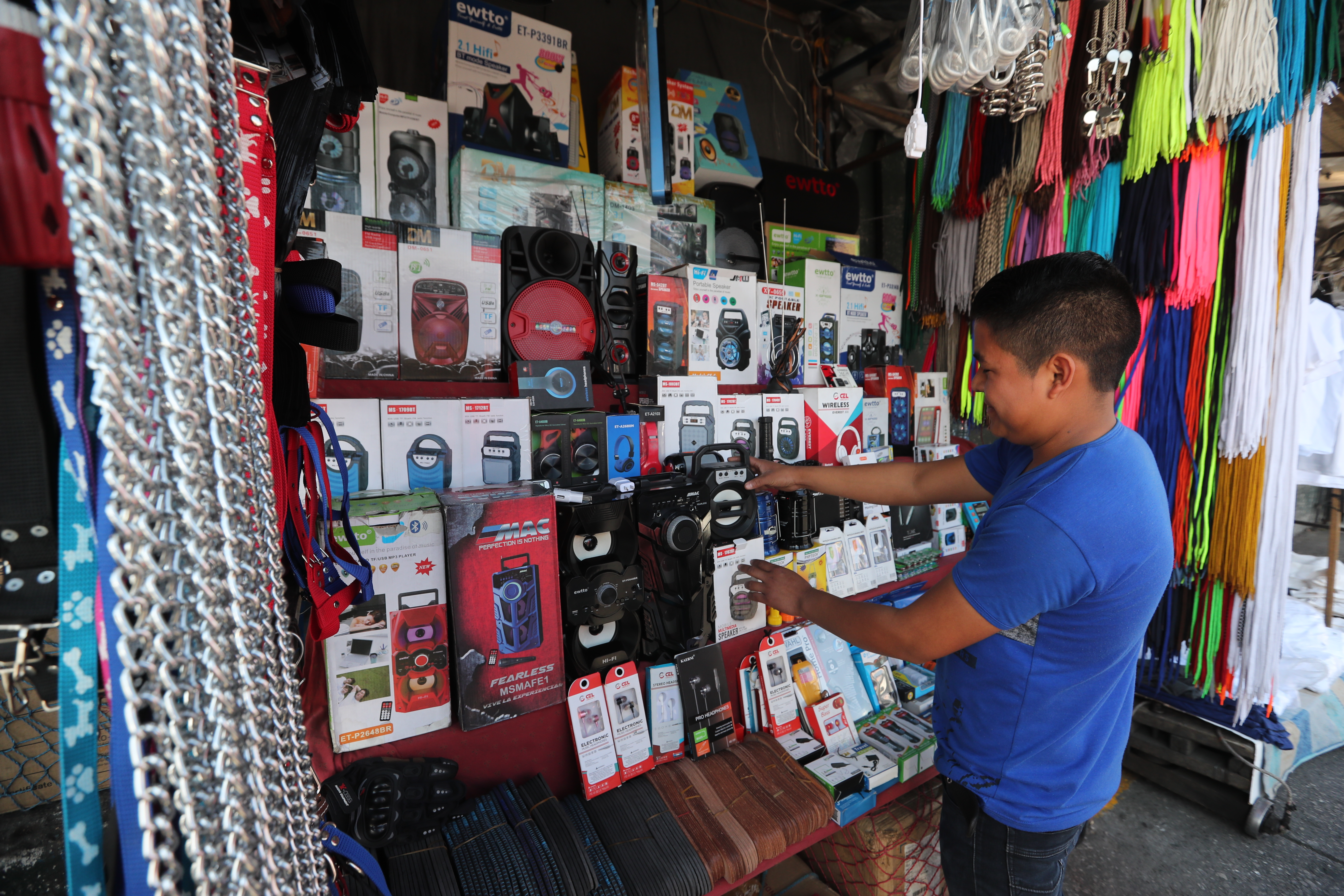 Julio Vicente, de 18 años, vende electrodomésticos sencillos en un sector de El Guarda. Asegura que desde el lunes pasado solo logra vender "lo de la comida" al día. (Foto Prensa Libre: Érick Ávila)