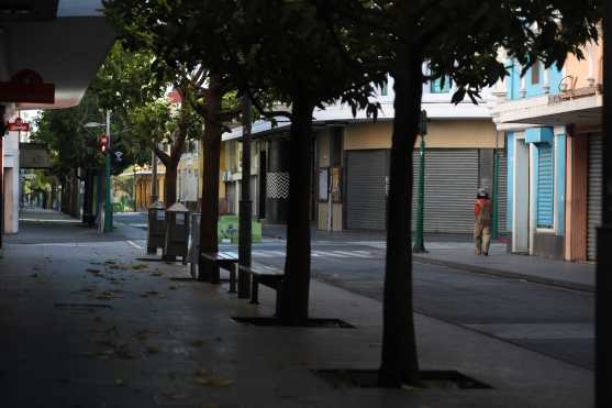 Las calles del Paseo de la Sexta se vieron desoladas pero algunas personas en situación de calle deambulaban todavía. Foto Prensa Libre: Óscar Rivas