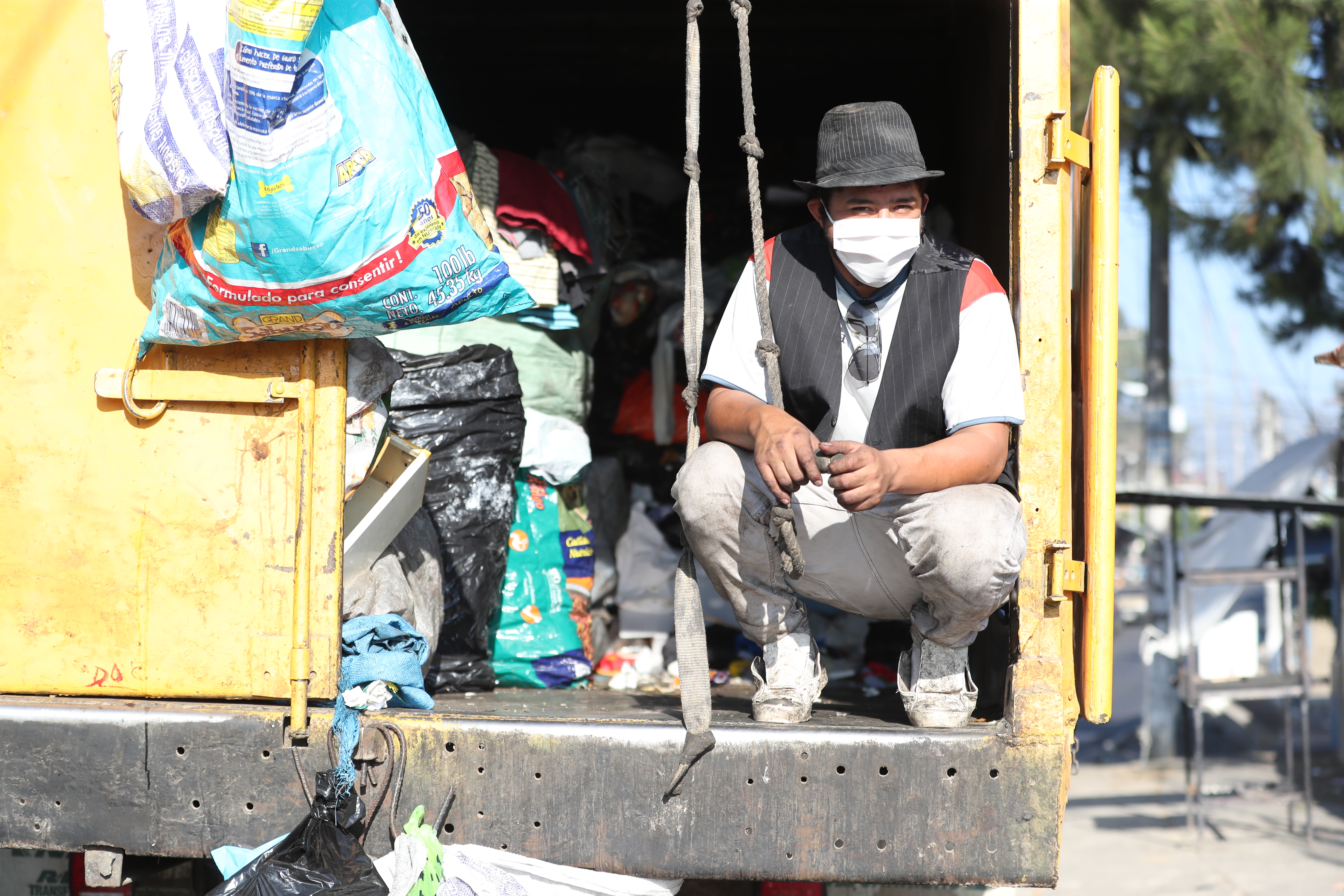 En el camión en el que trabaja como recolector de basura, Victor Hernandez, atendió a Prensa Libre, mientras estaba en la colonia Primero de Julio, zona 5 de Mixco. (Foto Prensa Libre: Érick Ávila)