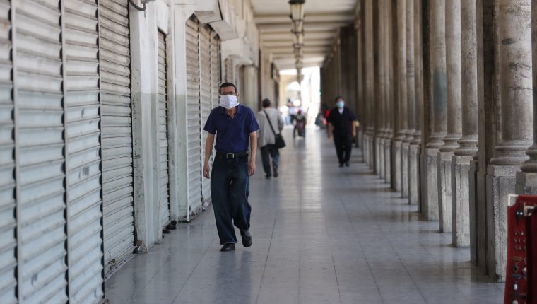 El IVA doméstico es uno de los impuestos más impactados en la recaudación en abril por el cierre de centros comerciales, restaurantes, comercios y hoteles por el covid-19, informó la SAT. (Foto Prensa Libre: Érick Ávila)