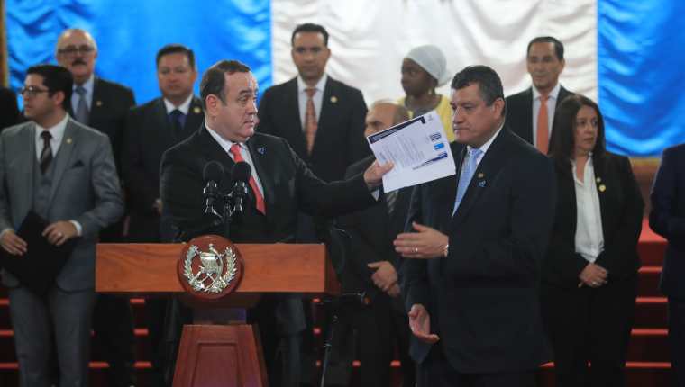 El presidente Alejandro Giammattei firmó el decreto 4-2020 el27 de febrero último. (Foto Prensa Libre: Hemeroteca PL)