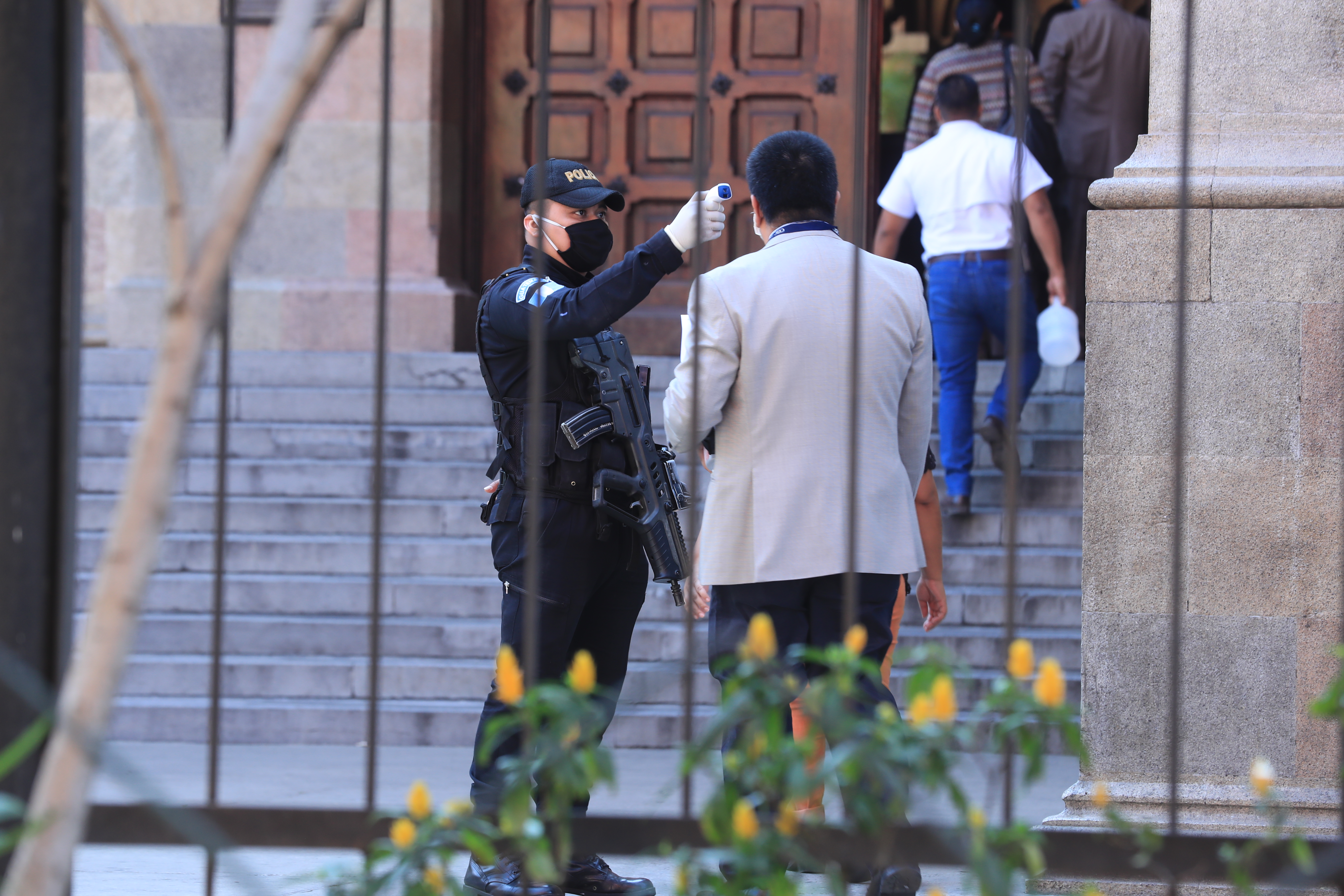 La Policía Nacional Civil es la encargada de hacer cumplir las restricciones de locomoción que impuso el presidente hasta el 12 de abril. (Foto Prensa Libre: Juan Diego González)