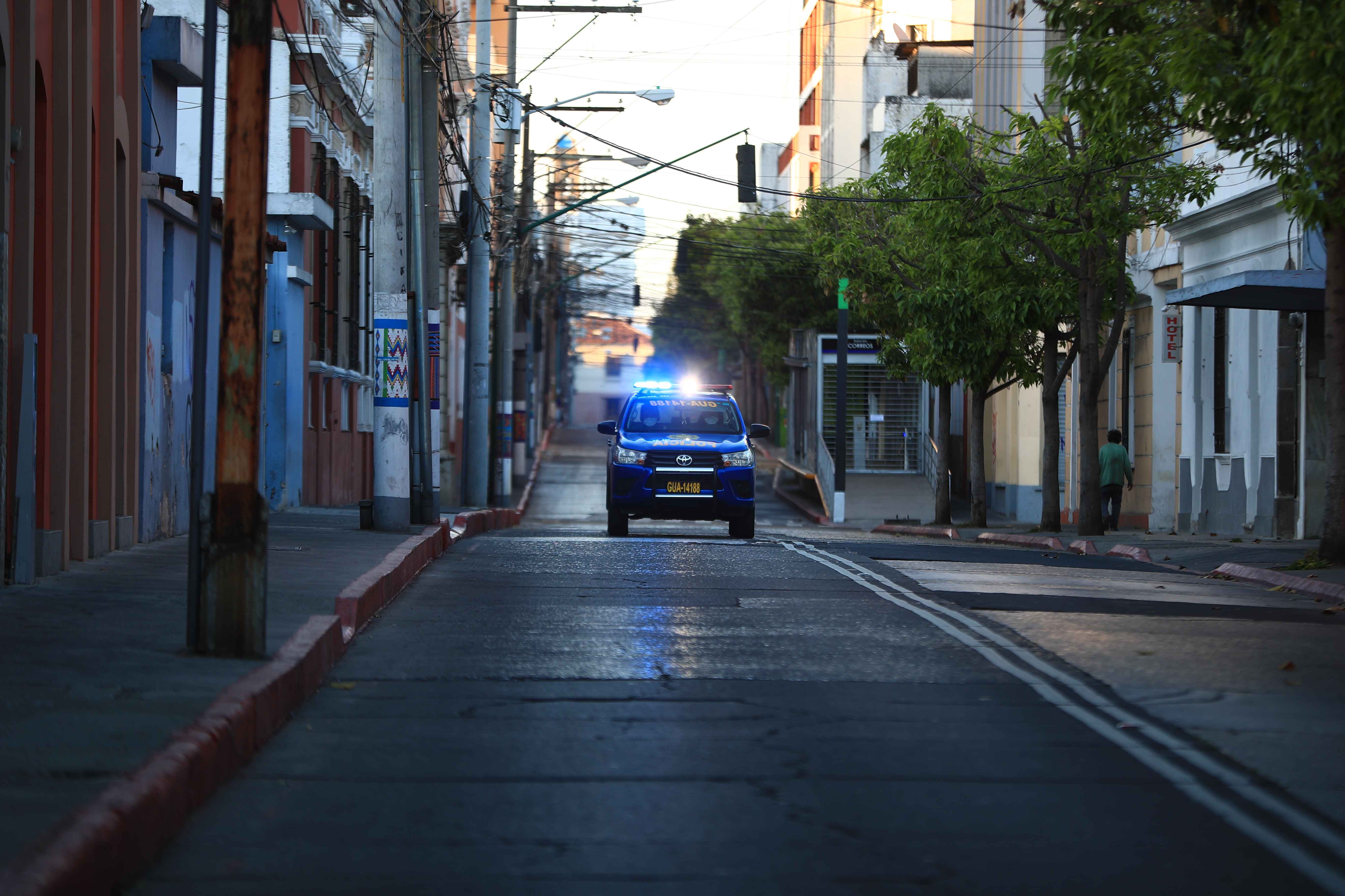 Toque de queda en la ciudad de Guatemala, como medida para prevenir mas infecciones de covid-19. (Foto Prensa Libre: Carlos Hernández)