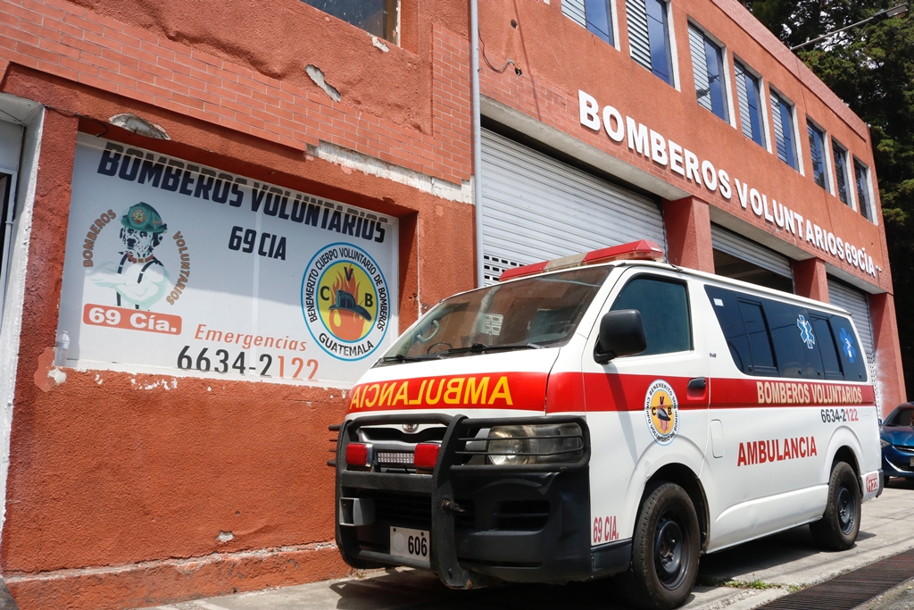 Estación de los Bomberos Voluntarios que atendió el hallazgo de los cuerpos en carretera a El Salvador. (Foto Prensa Libre: Fernando Cabrera)