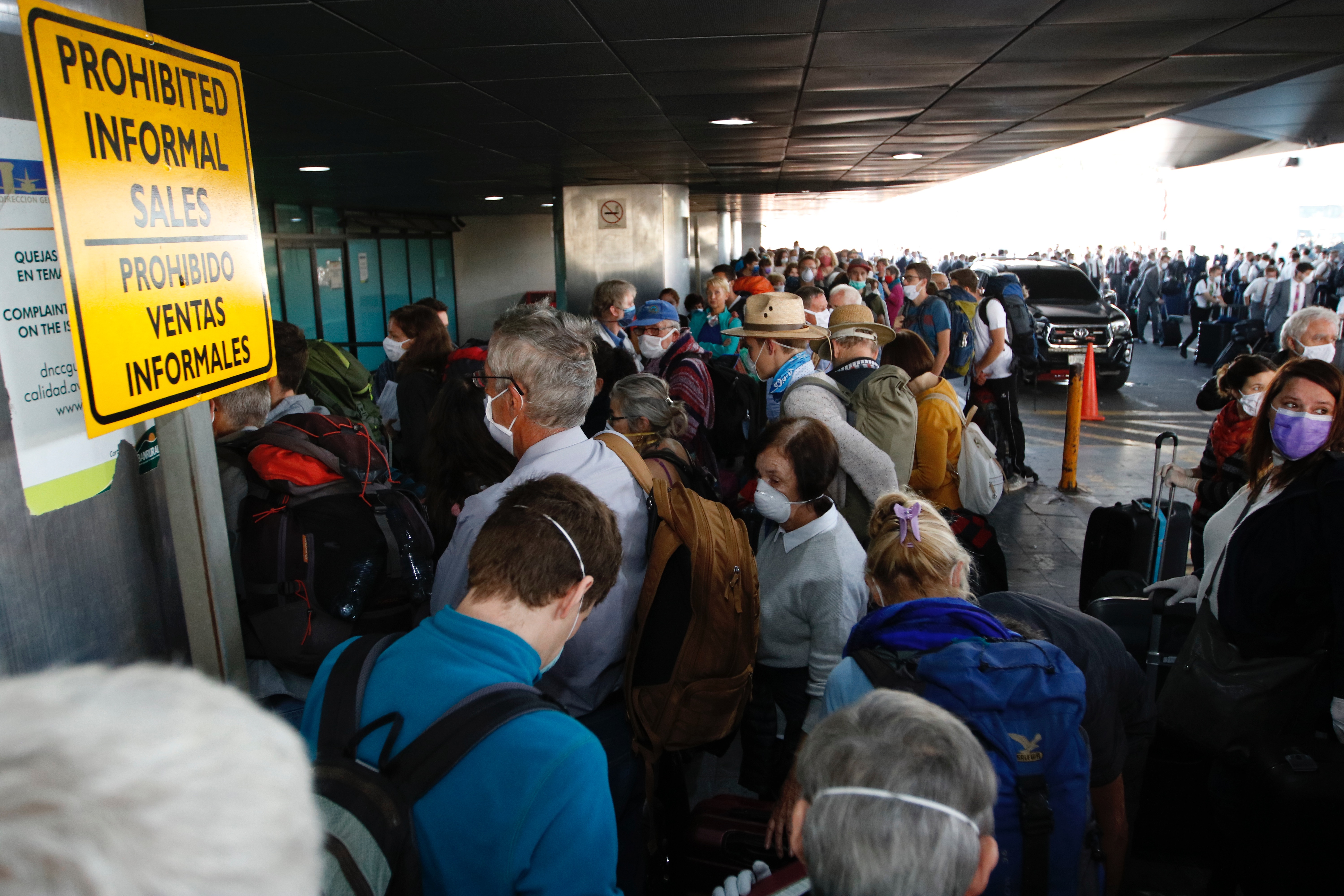 Más de 200 personas europeas se hicieron presentes en el Aeropuerto Internacional La Aurora, para poder abordar un vuelo tipo charter que los retornaría a sus países. Fotografía Prensa Libre: Fernando Cabrera