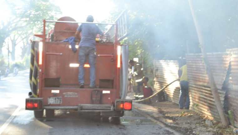 Bomberos combaten incendio en el que murió un niño en La Fragua, Zacapa. (Foto Prensa Libre: Wilder López)