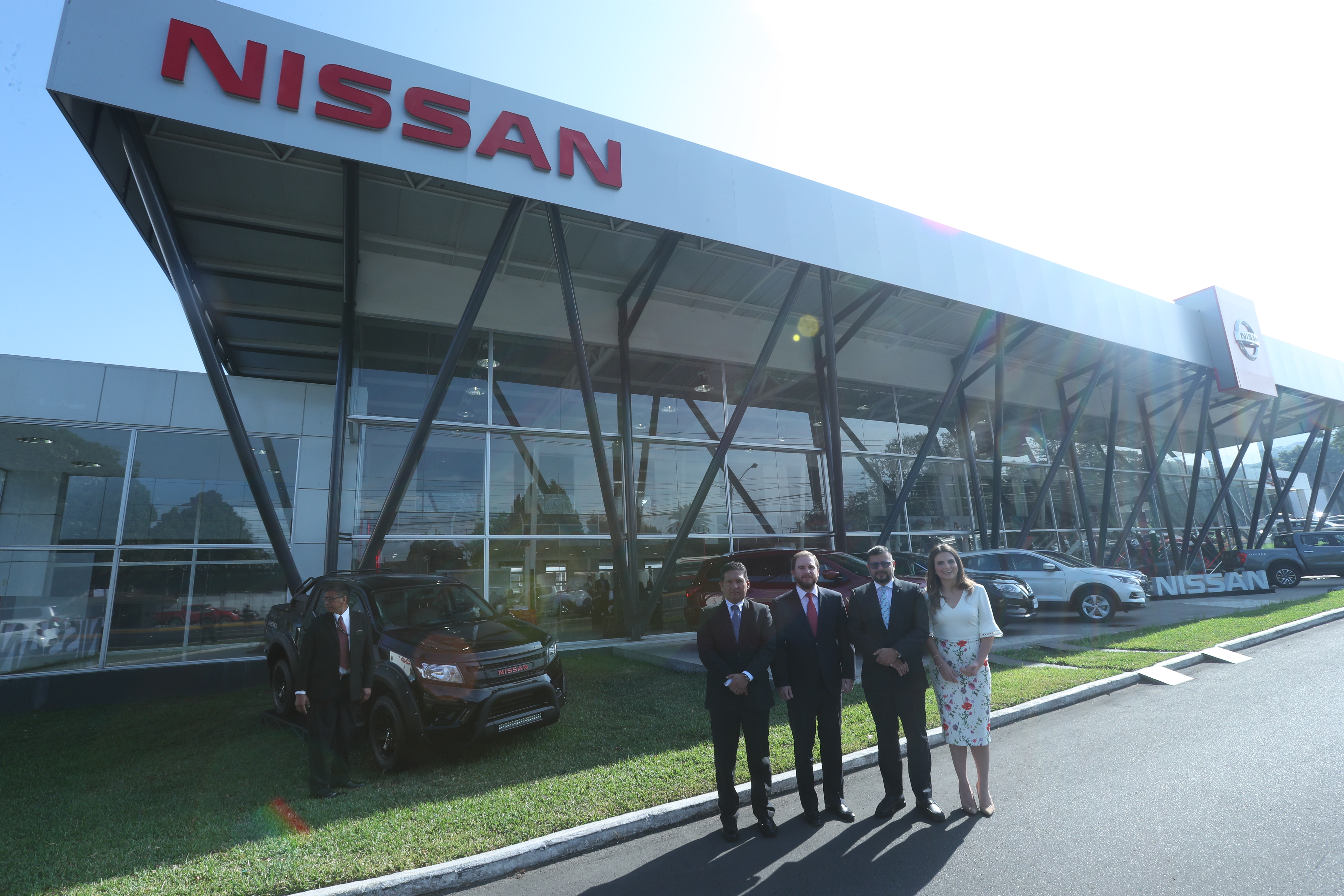 Gerentes de Excel presentaron el nuevo showroom de la marca japonesa Nissan. Foto Prensa Libre: Norvin Mendoza