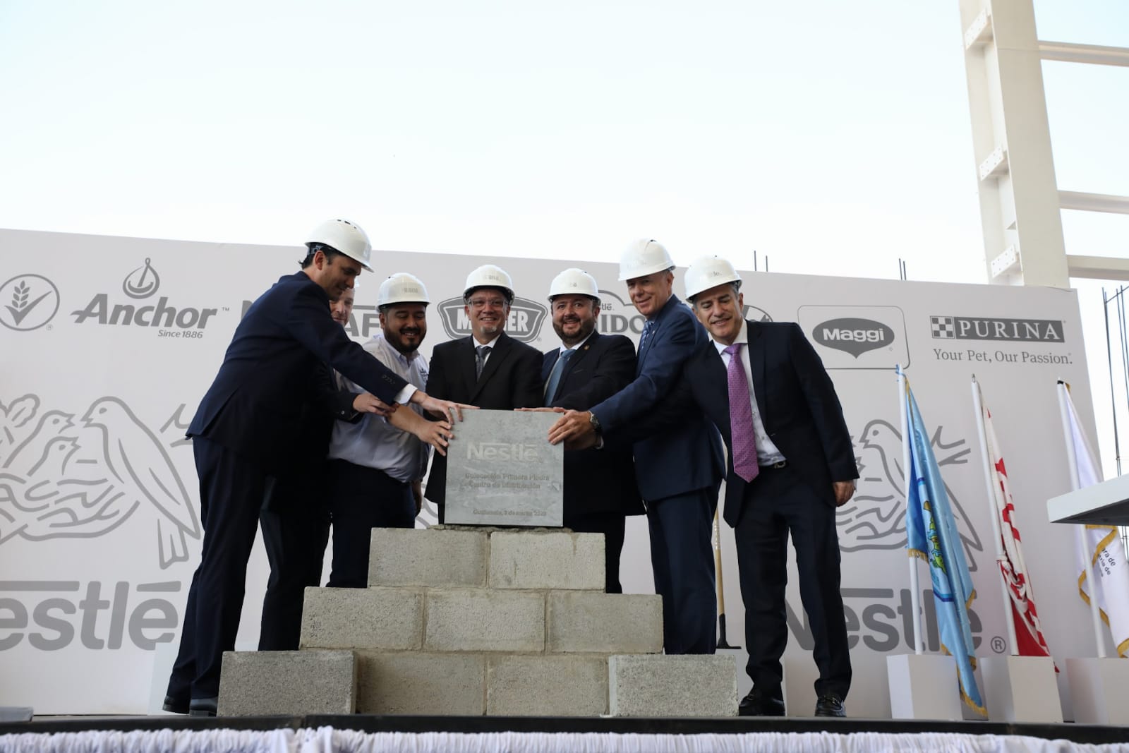 Directivos de la empresa, representantes de la Embajada de Suiza en Guatemala, el alcalde de Villa Nueva y el ministro de Economía, Antonio Malouf en la colocación de la primera piedra para el centro de distribución. (Foto Prensa Libre: Hemeroteca PL)