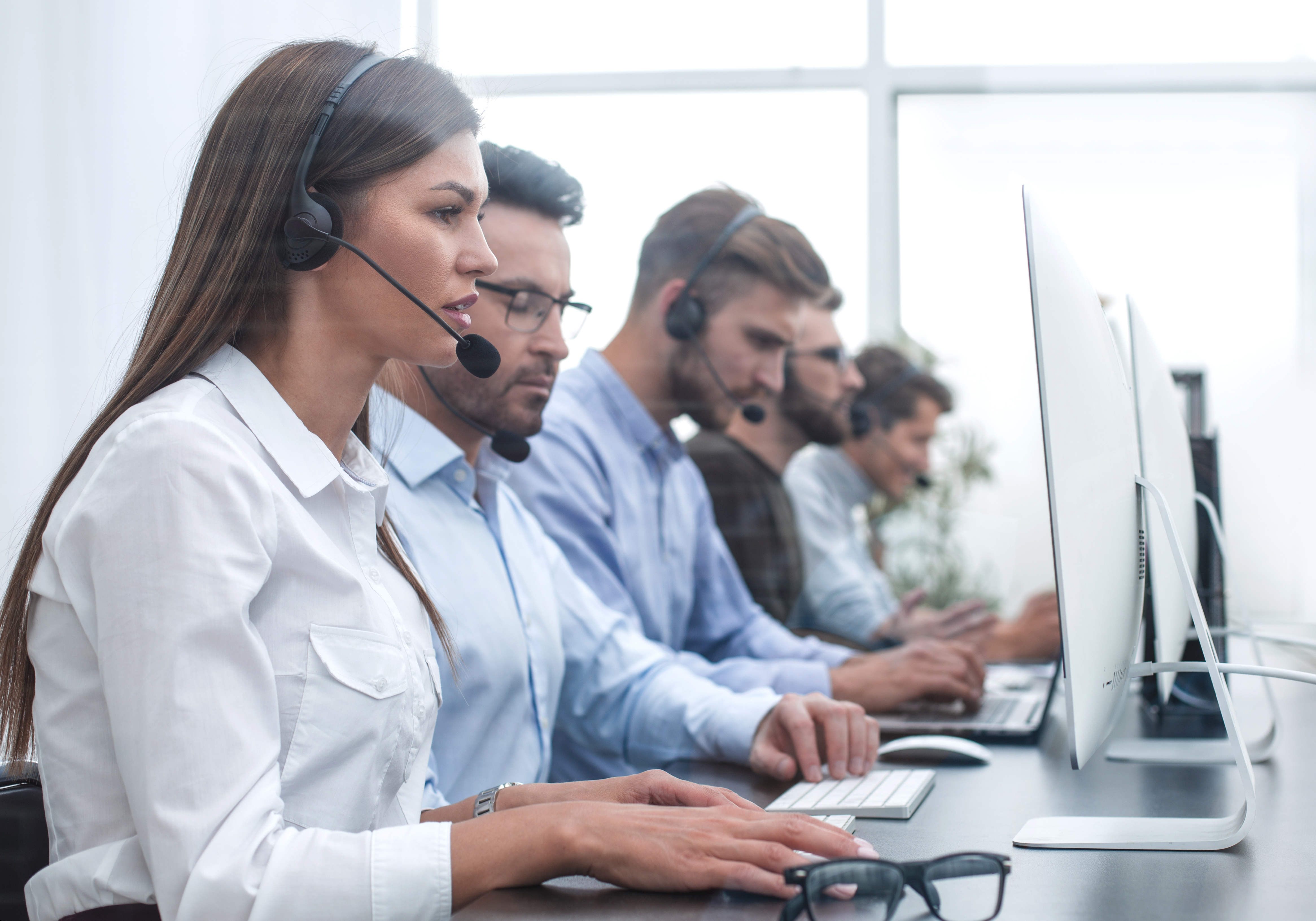 En 48 horas más se espera que más call centers puedan mover sus operaciones al teletrabajo. (Foto Prensa Libre: Shutterstock)