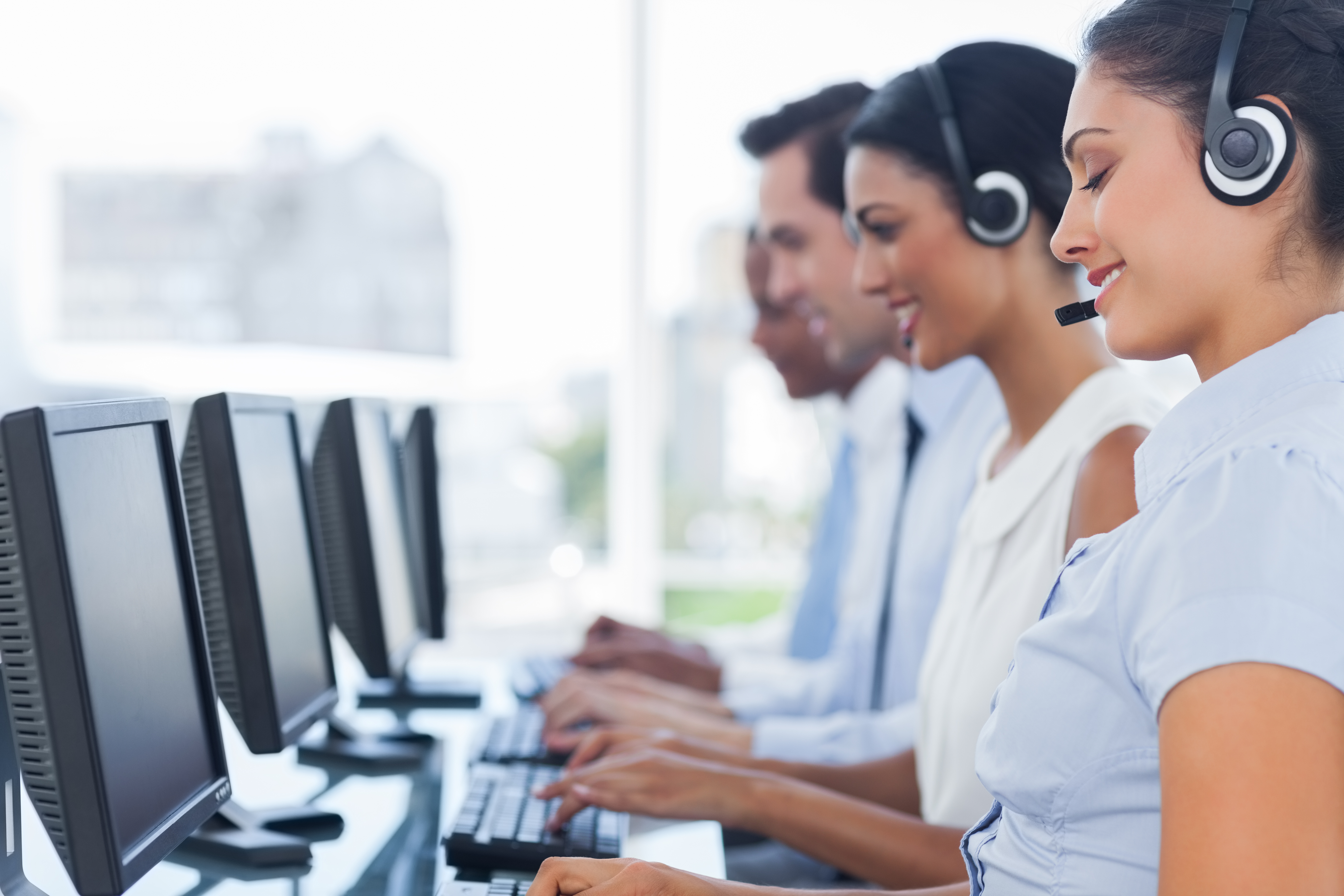 El 85% de los puestos en call centers son operativos y no son flexibles al teletrabajo. (Foto Prensa Libre: Shutterstock)