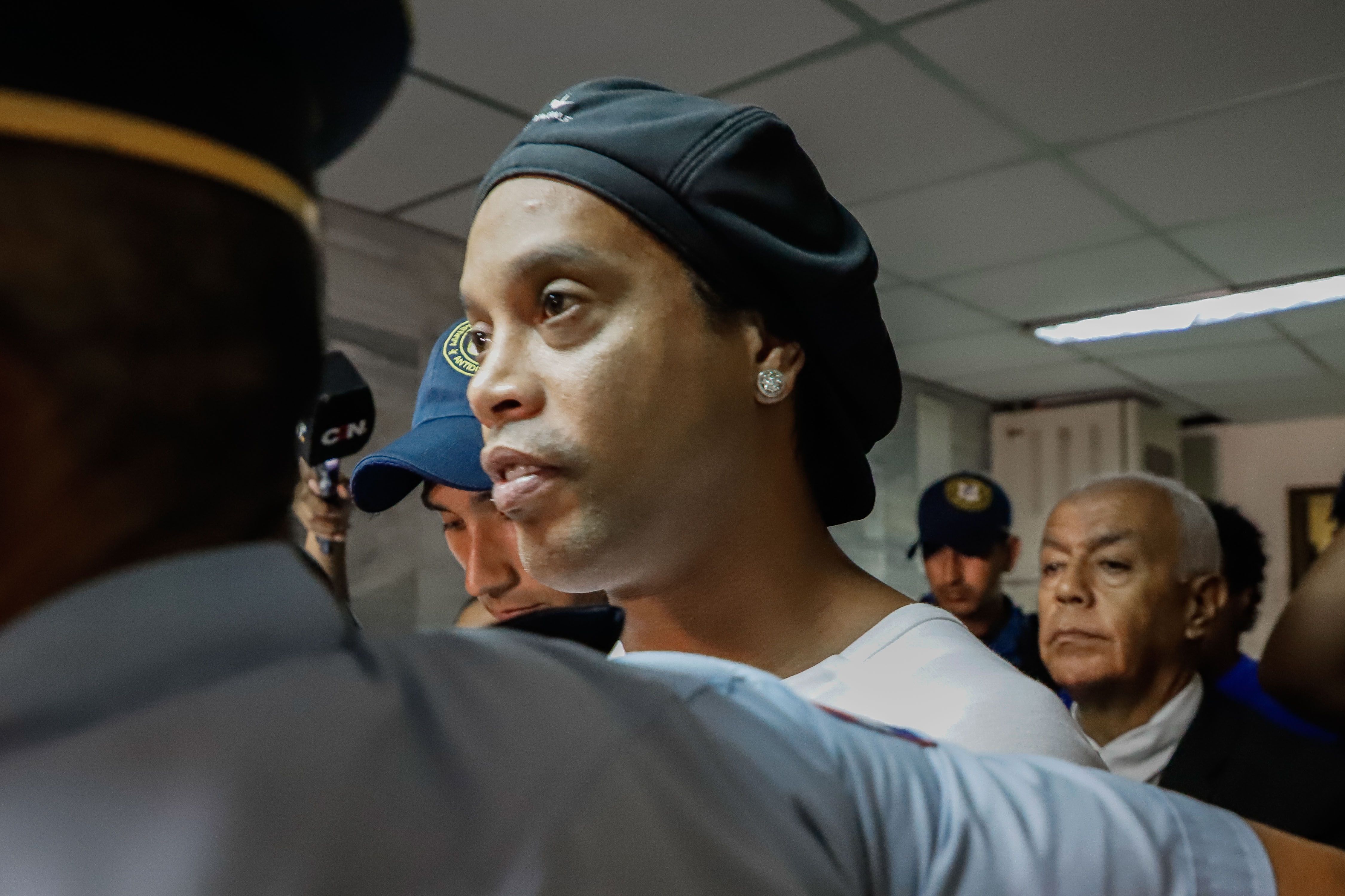 Ronaldinho lleva 10 días en aprietos con la justicia de Paraguay. (Foto Prensa Libre: EFE)