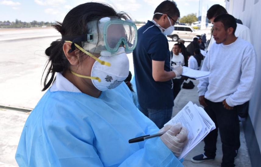 Trabadores del Ministerio de Salud efectúan controles sanitarios. (Foto Prensa Libre: Ministerio de Salud). 