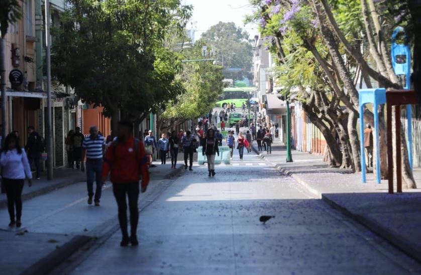Negocios y centros comerciales cerrados, así como restricción de servicios de mesas, son algunas medidas implementadas por el gobierno en Guatemala. (Foto, Prensa Libre: Hemeroteca PL).