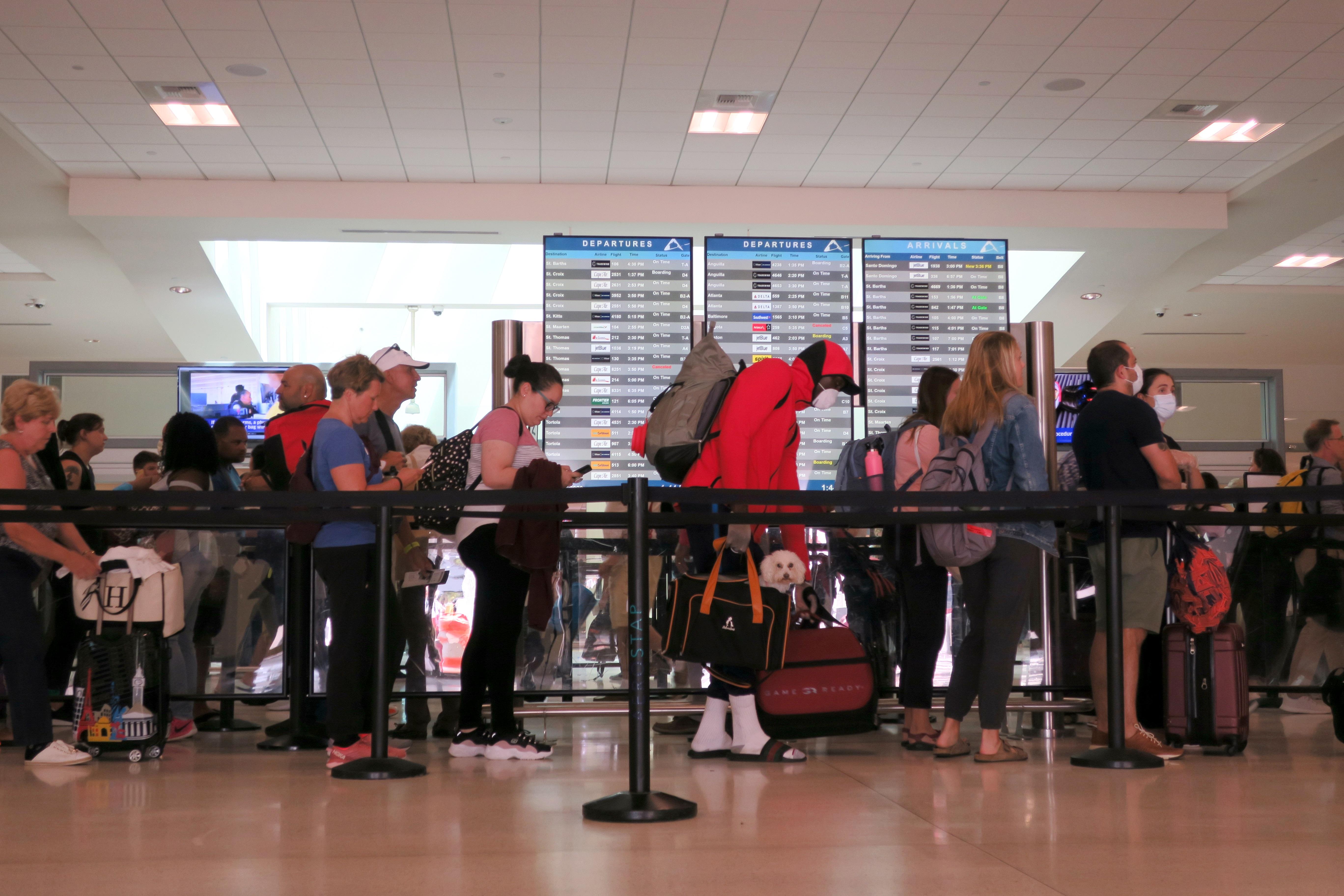 Las medidas tomadas por aeropuertos ante la emergencia del covid-19 afectan a guatemaltecos en el extranjero. (Foto Prensa Libre: EFE)