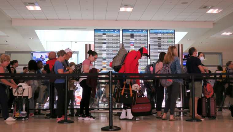 Las medidas tomadas por aeropuertos ante la emergencia del covid-19 afectan a guatemaltecos en el extranjero. (Foto Prensa Libre: EFE)