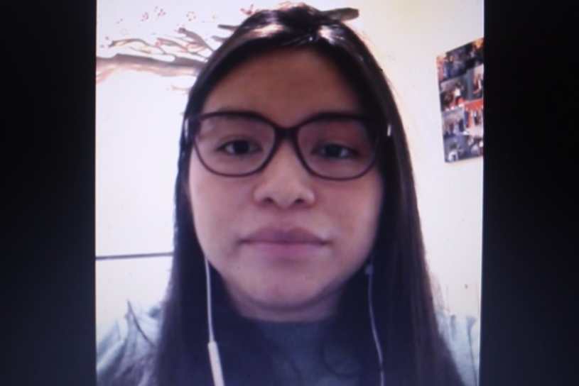 Karla Ortiz, quetzalteca residente en España, expresó por medio de una videollamada sus deseos para Guatemala y lo triste que es enfrentar la pandemia lejos de su familia. (Foto Prensa Libre: captura de video)  