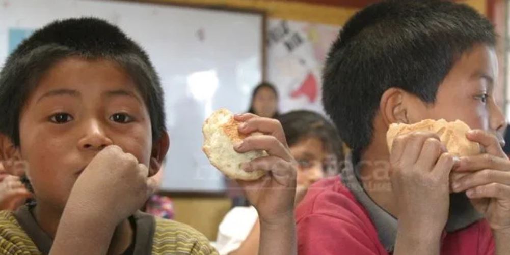 La iniciativa del Mineduc es que los estudiantes del sector público continúen con su alimentación durante la emergencia por el coronavirus. (Foto Prensa Libre: Hemeroteca PL).