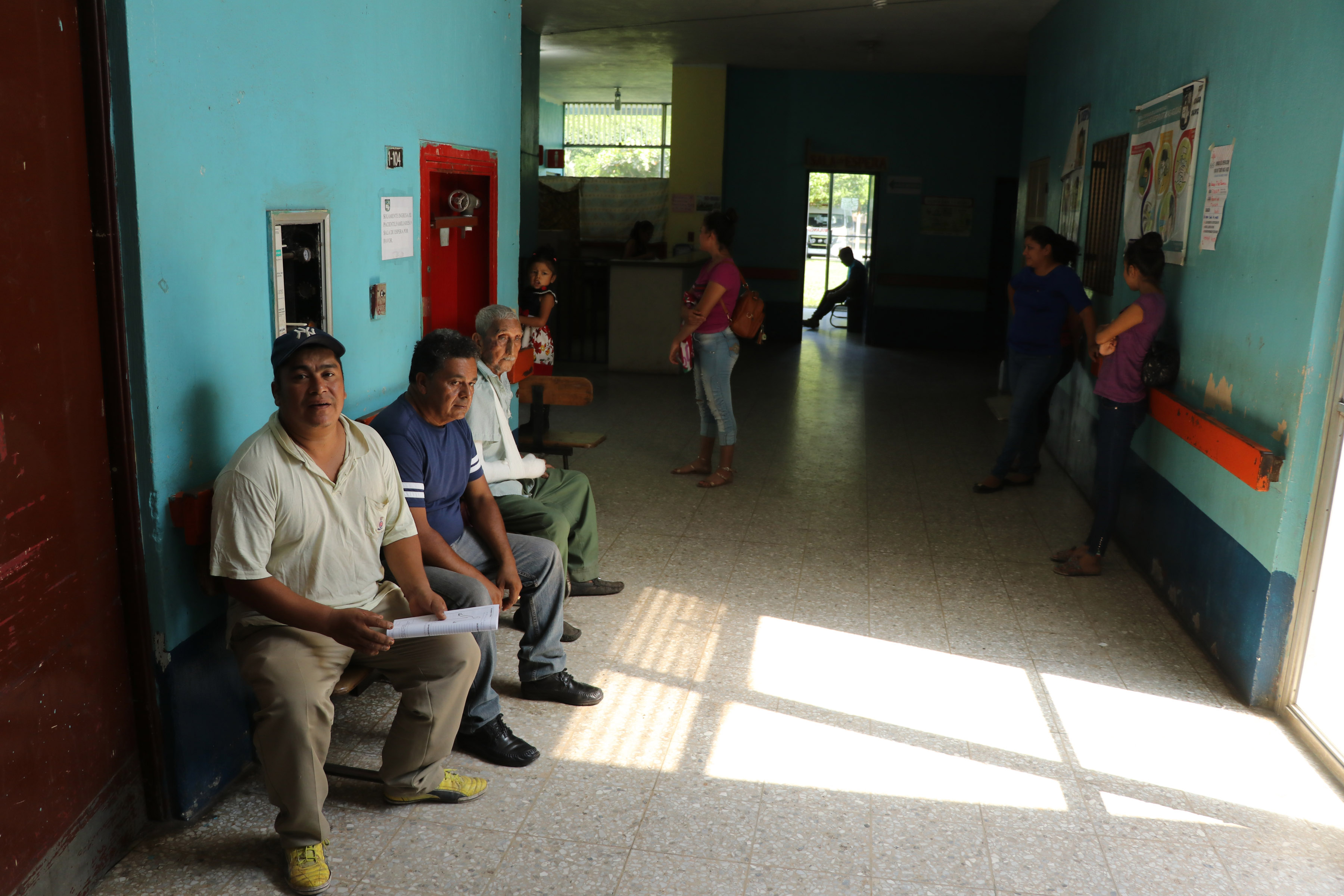 Más de 300 pacientes son atendidos entre la Emergencia y la Consulta Externa en el Hospital Nacional de Tiquisate, Escuintla. (Foto Prensa Libre: Carlos Paredes)