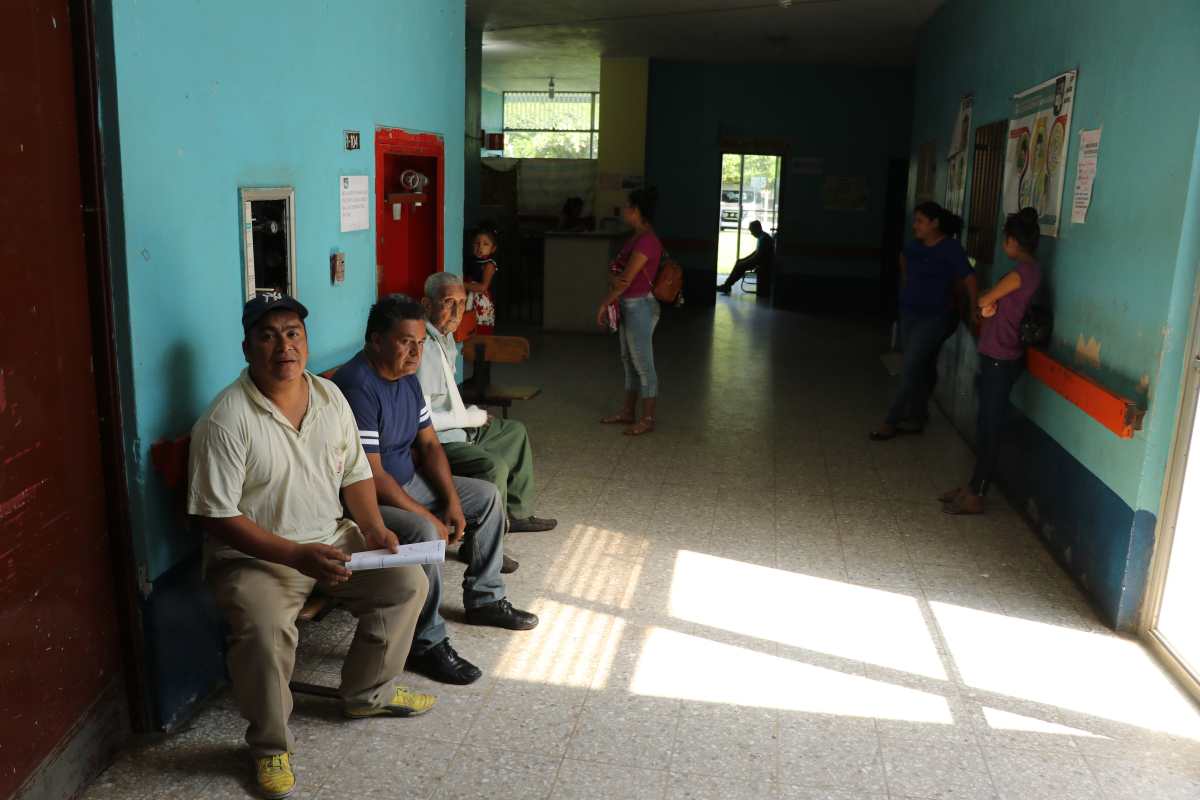 Señalan carencias en Hospital Nacional de Tiquisate, donde pacientes hacen turno para usar sanitarios