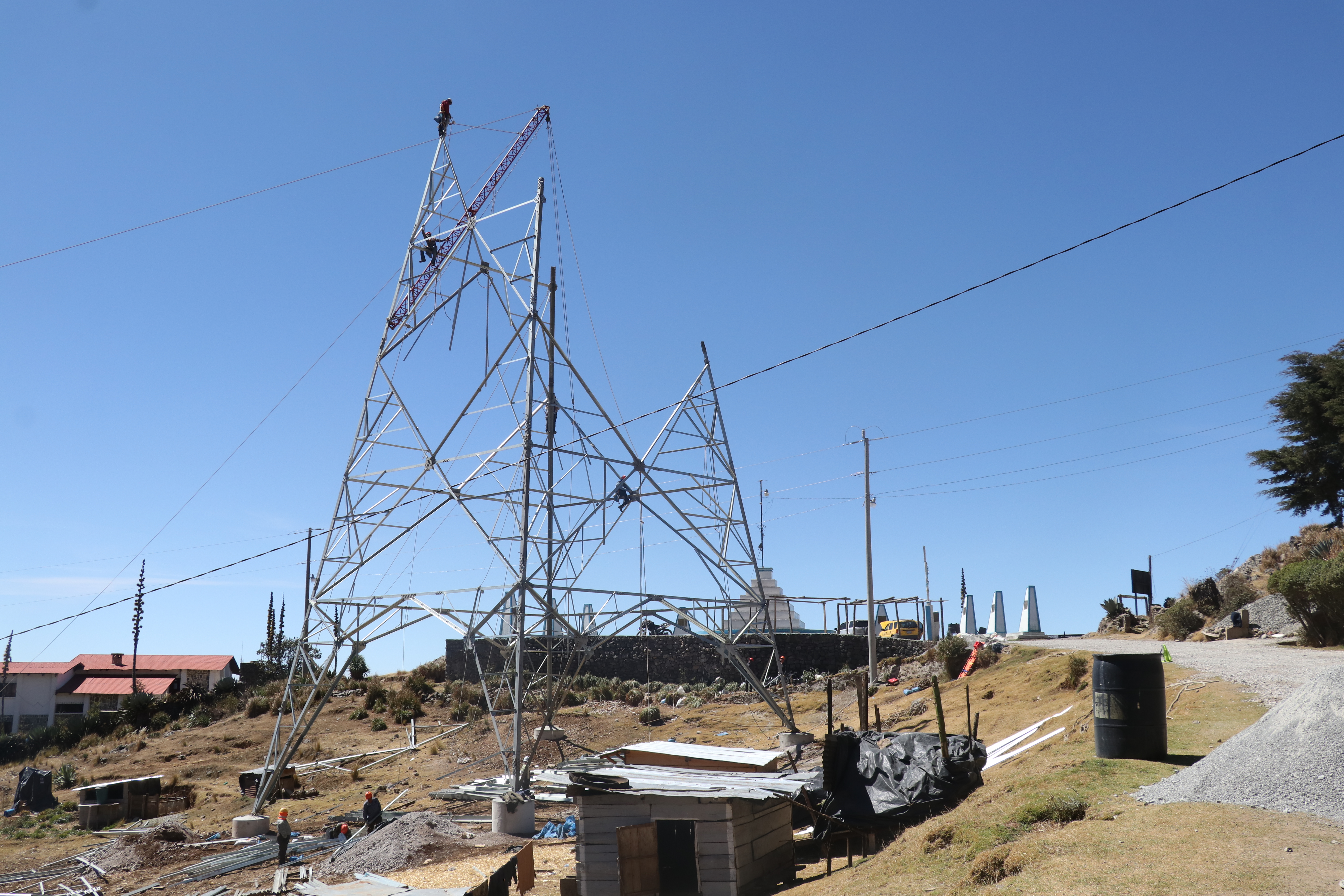 Empleados de Trecsa construyen de una torre de electricidad en el mirador Juan Diéguez Olaverri en Chiantla, Huehuetenango. (Foto Prensa Libre: Mike Castillo)