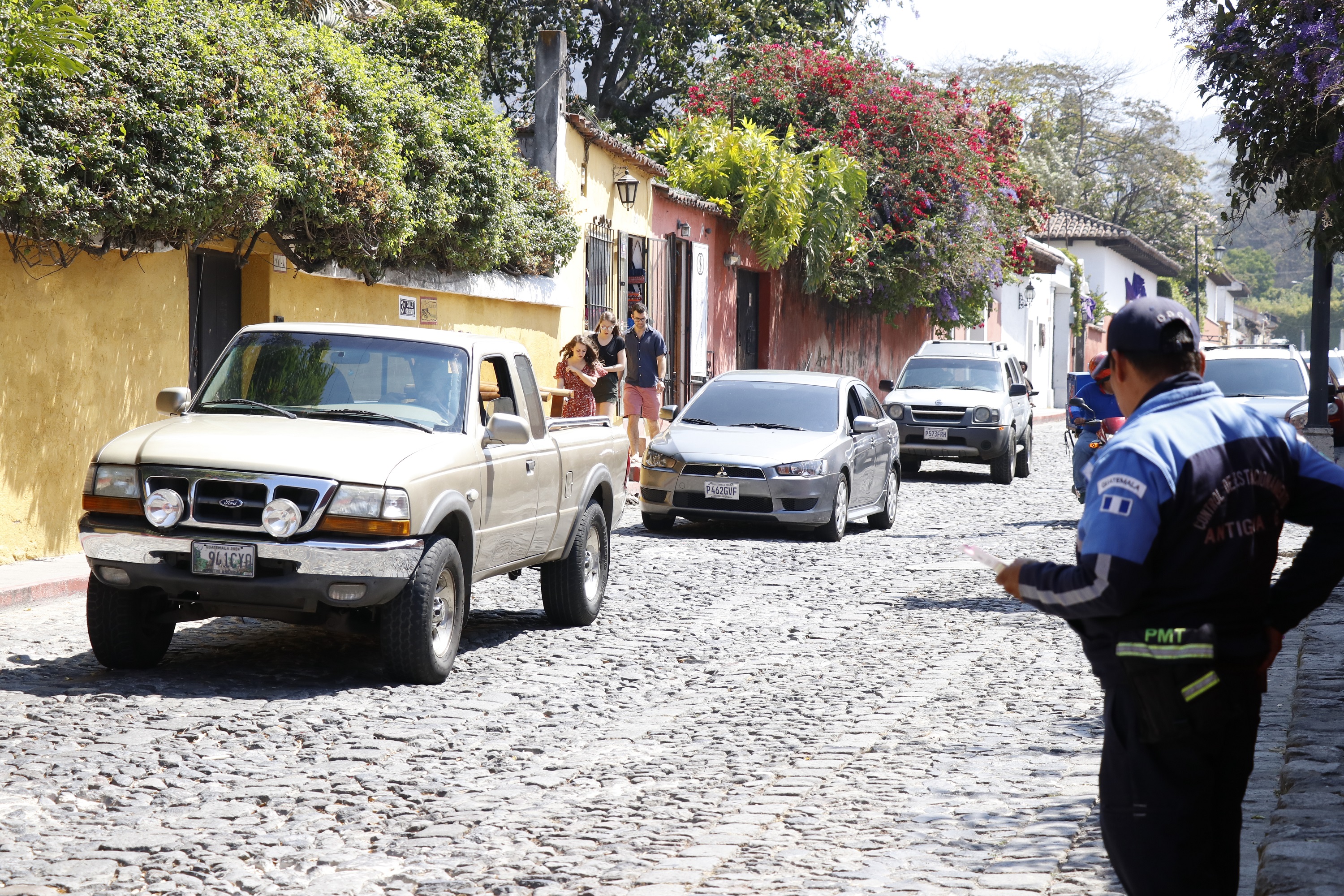 Un policía Municipal de Antigua Guatemala vende el marbete de estacionamiento a un automovilista. (Foto Prensa Libre: Julio Sicán)